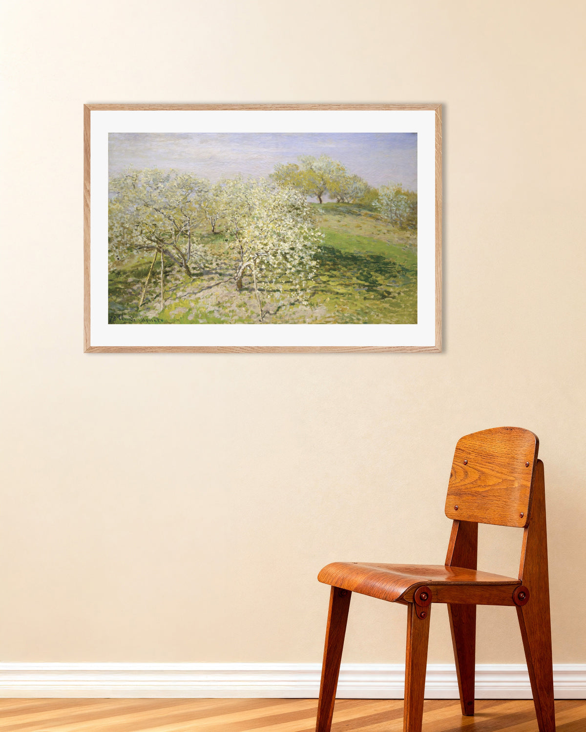 Claude Monet’n Kevät, kukkivat hedelmäpuut (1873) -juliste luonnonvärisessä puukehyksessä