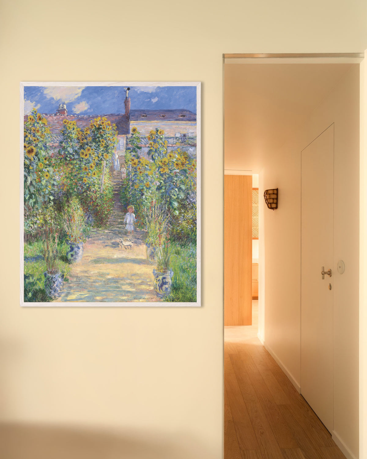 Claude Monet’n Taiteilijan puutarha Vétheuilissa (1881) -juliste valkoisessa puukehyksessä