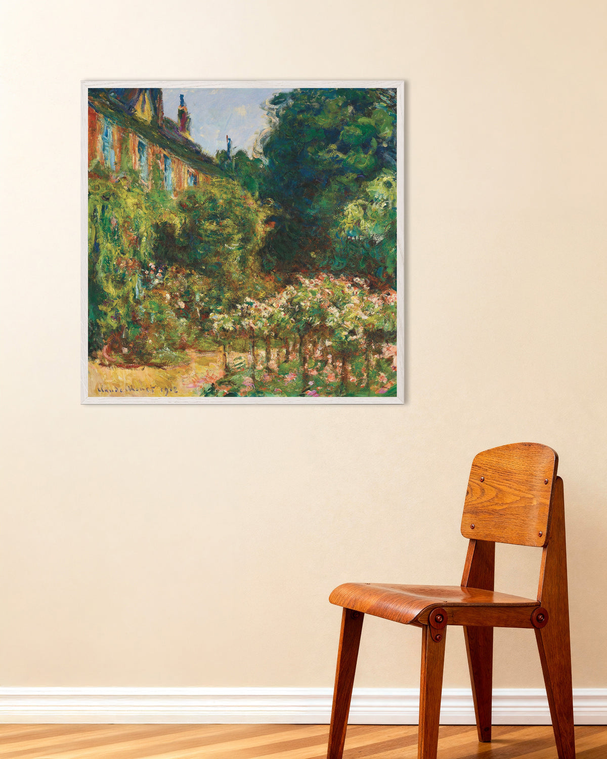 Claude Monet’n Taiteilijan talo Givernyssä (1912) -juliste valkoisessa puukehyksessä