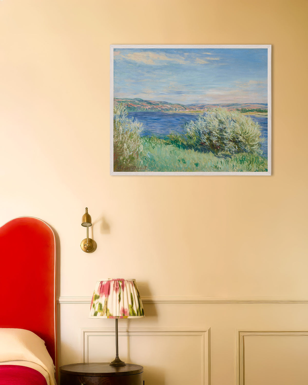 Claude Monet’n Seinen rannat Vétheuilin lähellä (1881) -juliste valkoisessa puukehyksessä