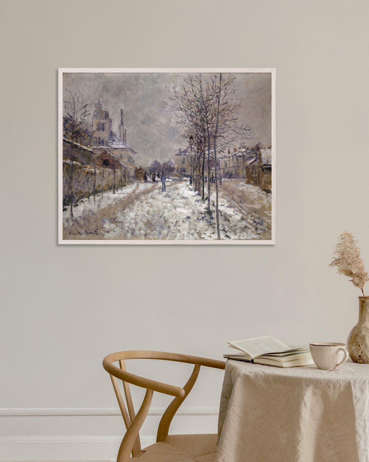 Claude Monet’n Boulevard de Pontoise Argenteuilissa, lunta (1875) -juliste valkoisessa puukehyksessä