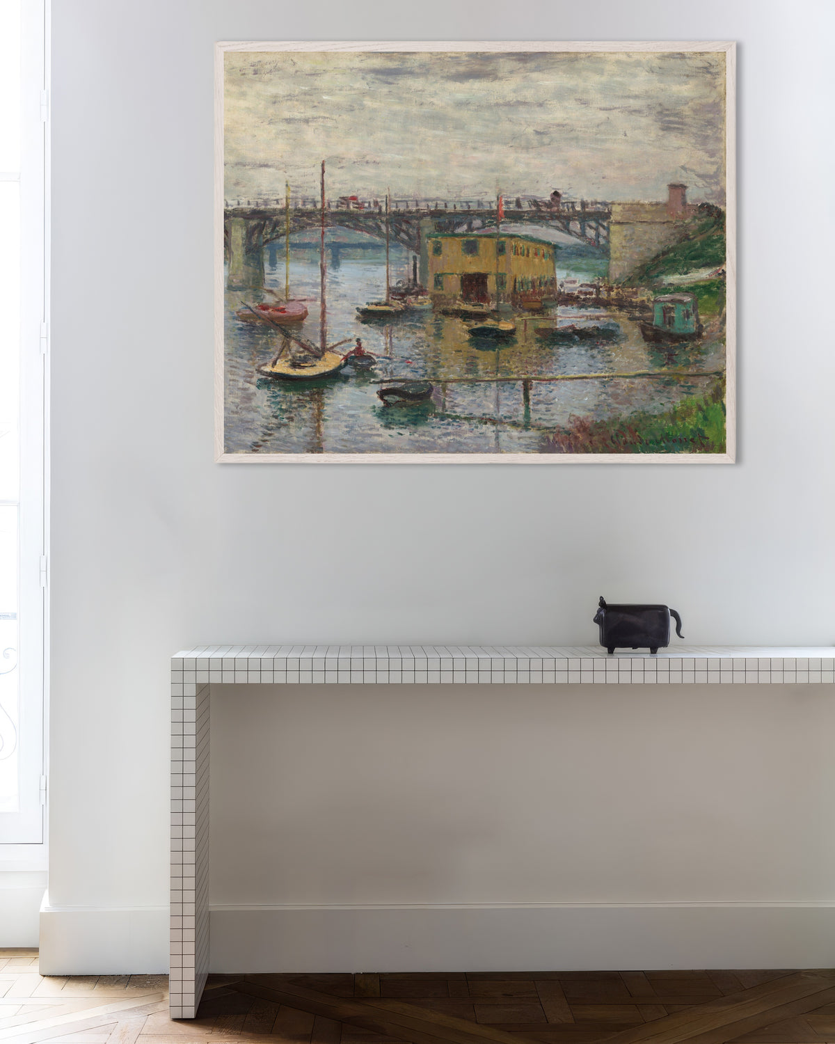 Claude Monet’n Argenteuilin silta harmaana päivänä (n. 1876) -juliste valkoisessa puukehyksessä