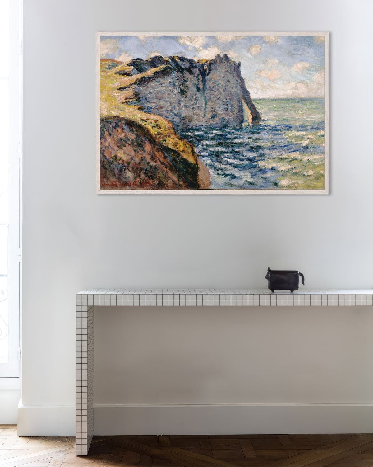 Claude Monet’n Falaise d'Aval, Étretat (1885) -juliste valkoisessa puukehyksessä