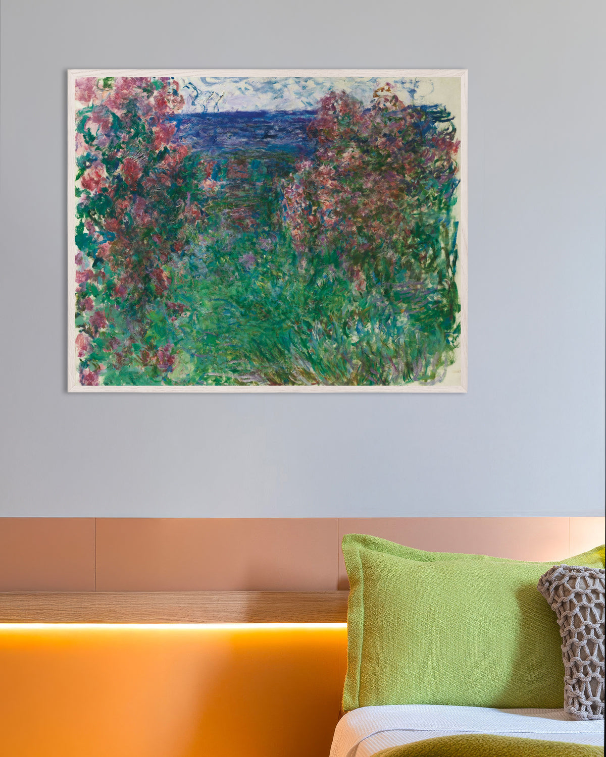 Claude Monet’n Talo ruusujen keskellä (n. 1925) -juliste valkoisessa puukehyksessä