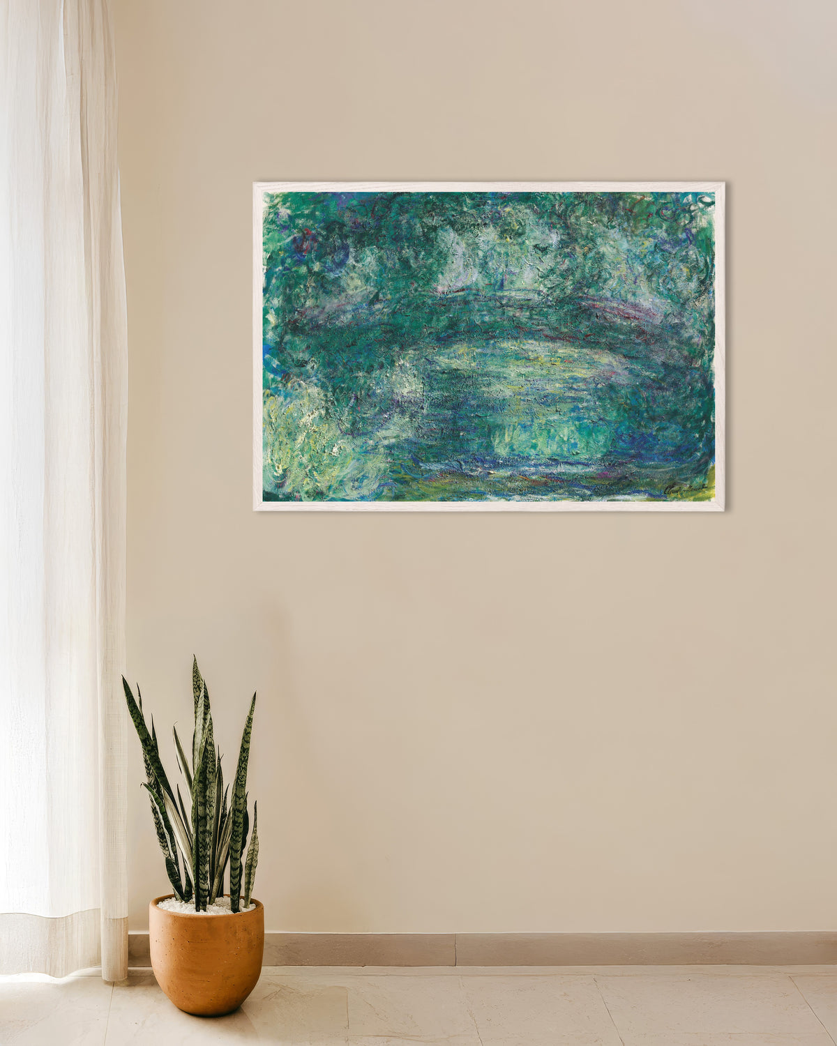 Claude Monet’n Japanilainen silta (1918–1924) -juliste valkoisessa puukehyksessä