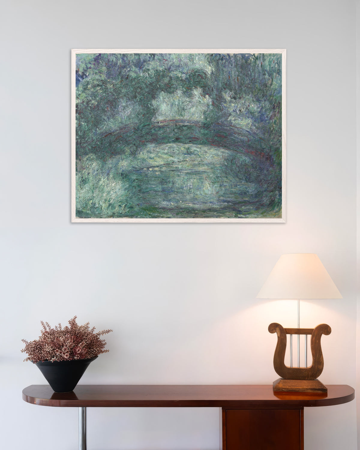 Claude Monet’n Japanilainen silta (1919–1924) -juliste valkoisessa puukehyksessä