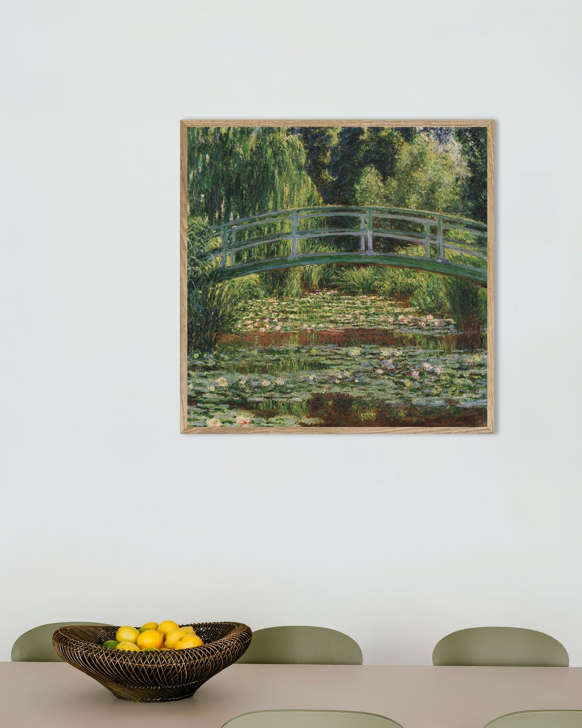 Claude Monet’n Japanilainen silta ja lumpelampi, Giverny (1899) -juliste luonnonvärisessä puukehyksessä