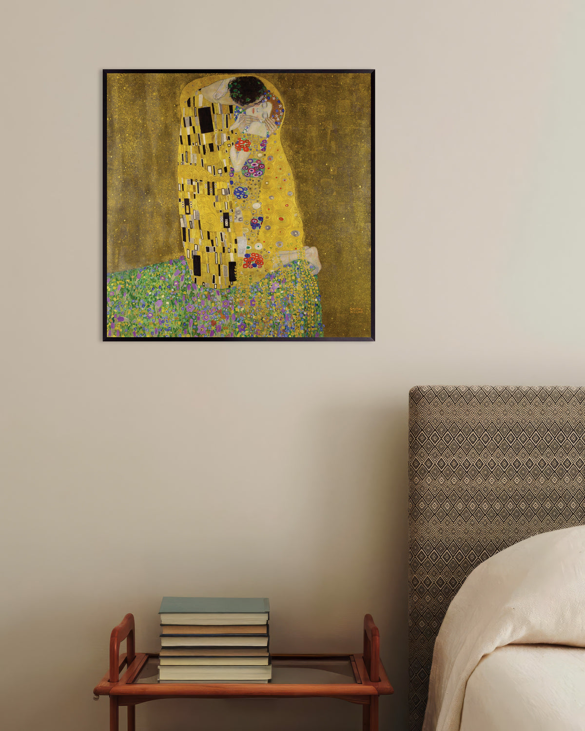 Gustav Klimtin Suudelma (1907–1908) -juliste metallikehyksessä