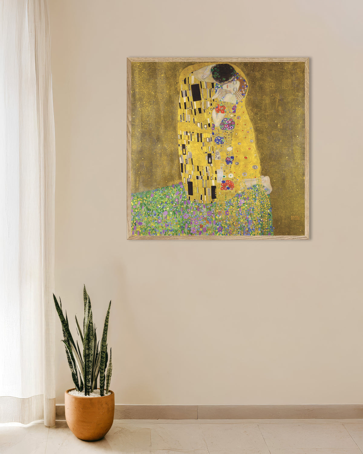 Gustav Klimtin Suudelma (1907–1908) -juliste luonnonvärisessä puukehyksessä