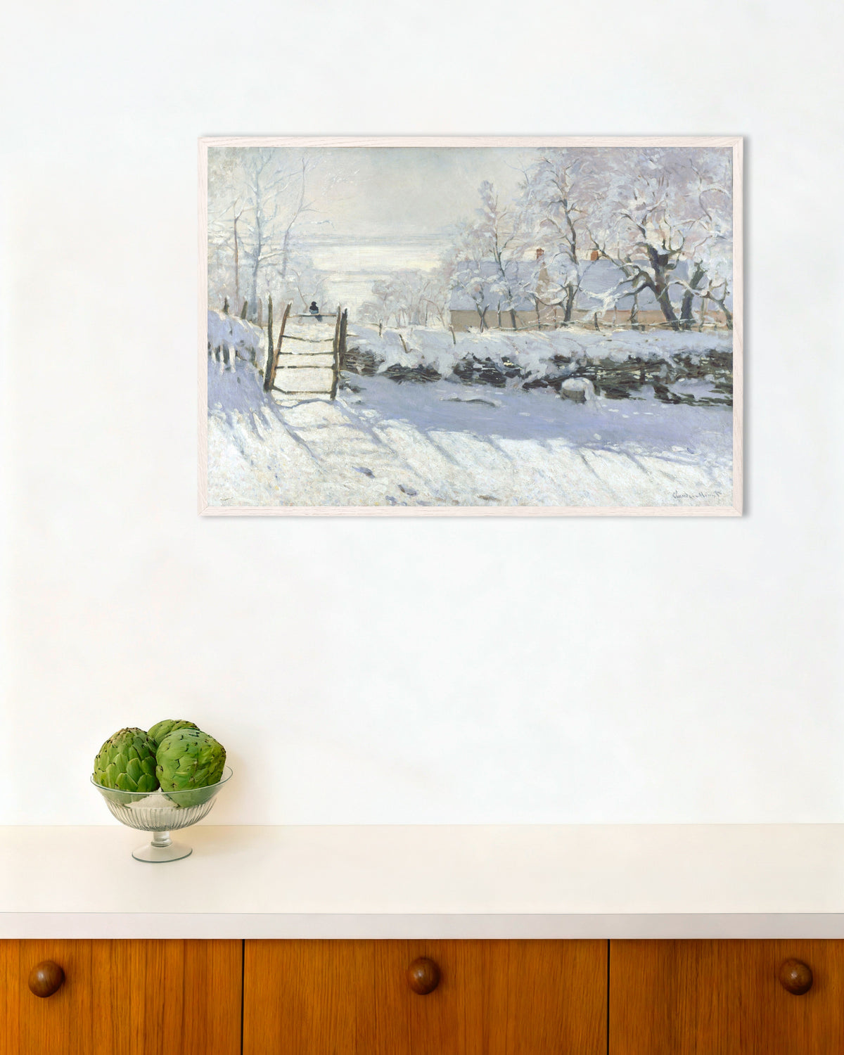 Claude Monet’n Harakka (1868–1869) -juliste valkoisessa puukehyksessä