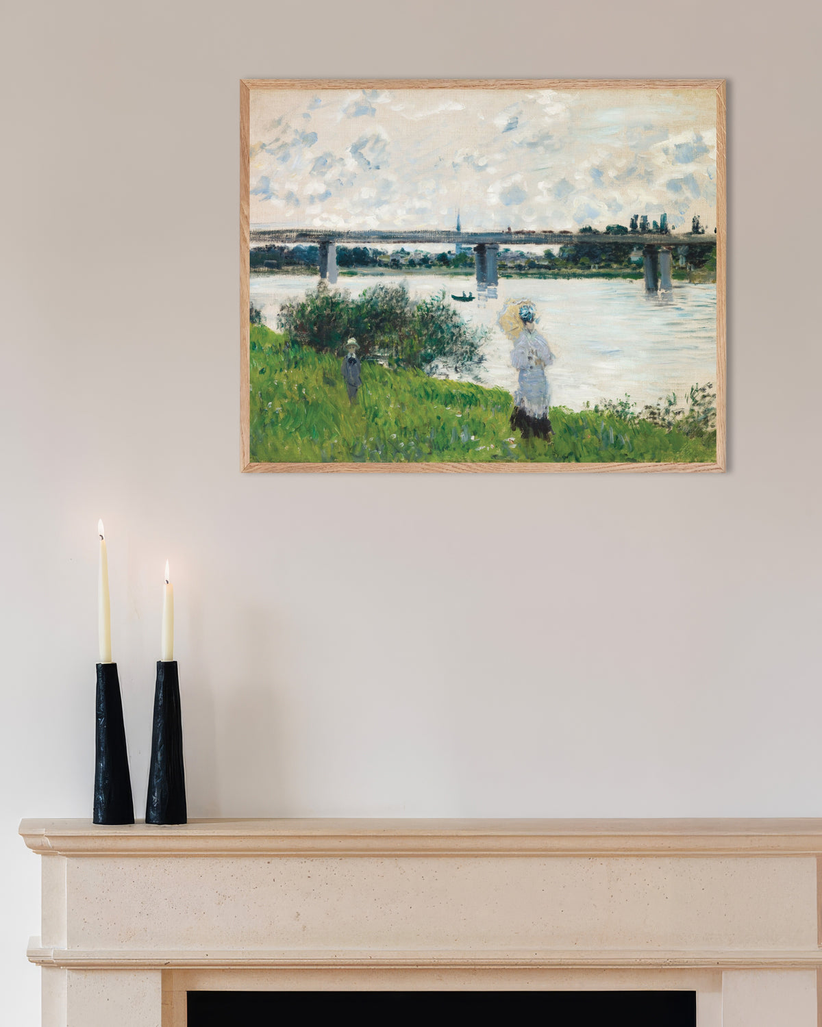 Claude Monet’n Kävely rautatiesillan luona, Argenteuil (1874) -juliste luonnonvärisessä puukehyksessä