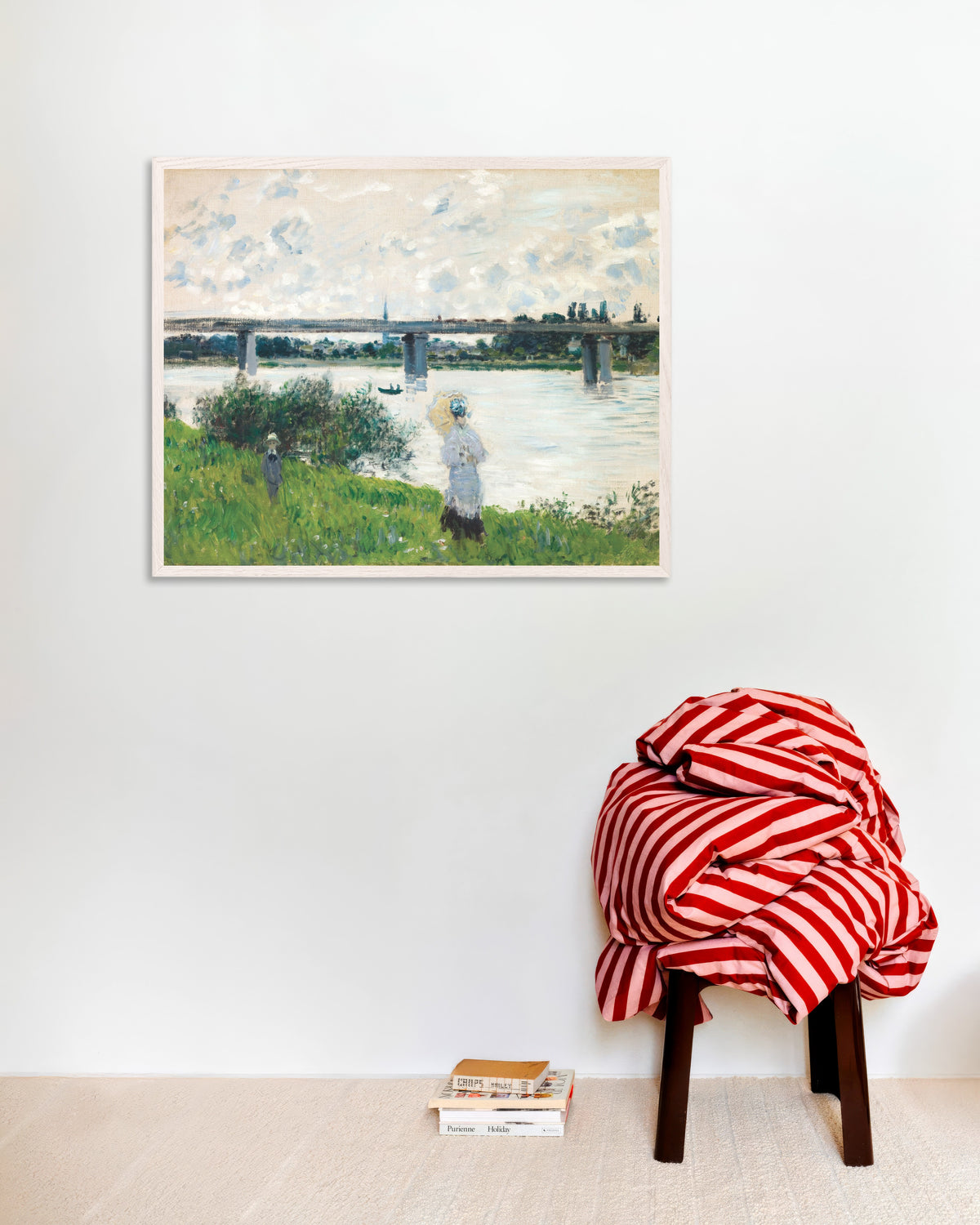 Claude Monet’n Kävely rautatiesillan luona, Argenteuil (1874) -juliste valkoisessa puukehyksessä