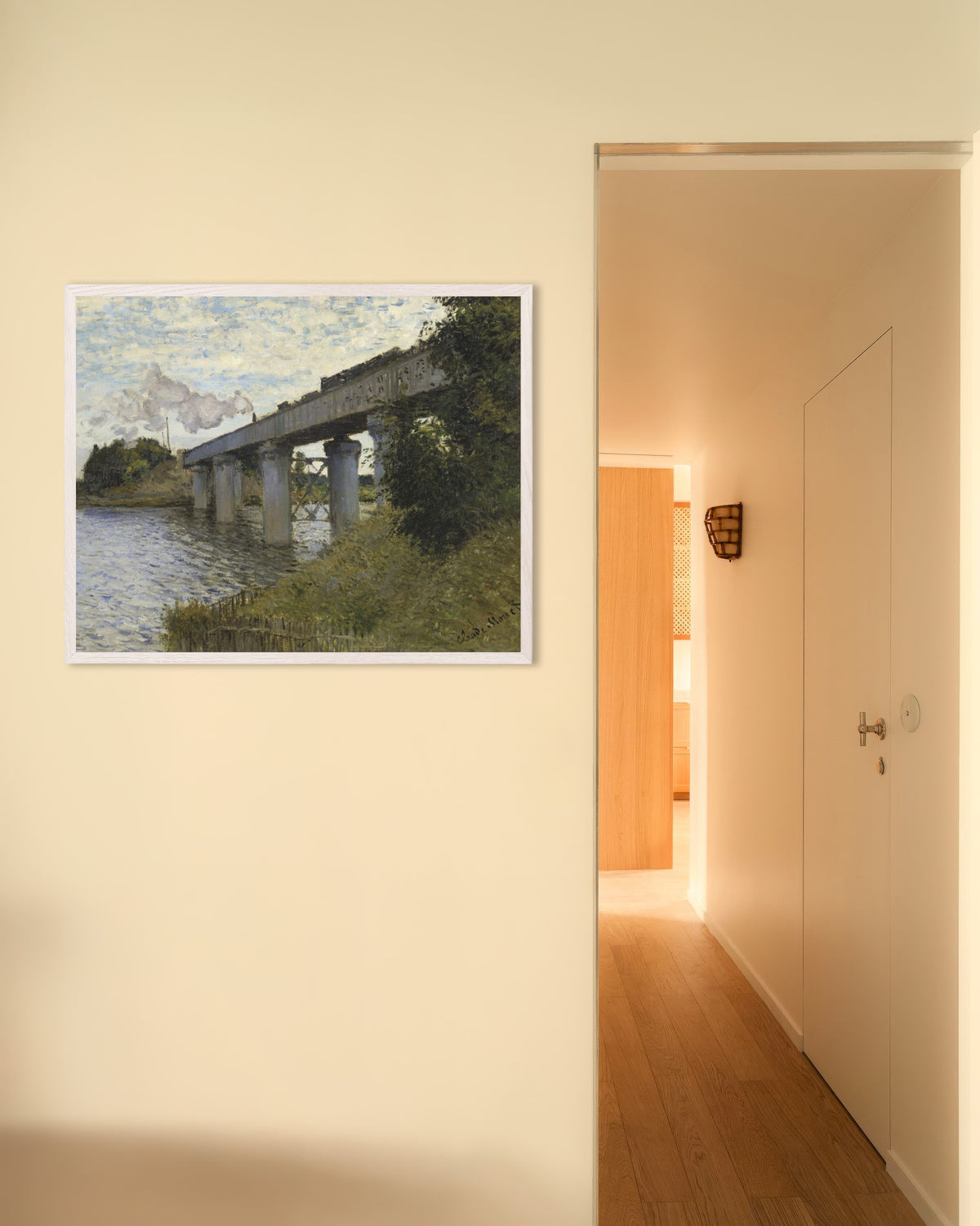 Claude Monet’n Argenteuilin rautatiesilta (1873–1874) -juliste valkoisessa puukehyksessä