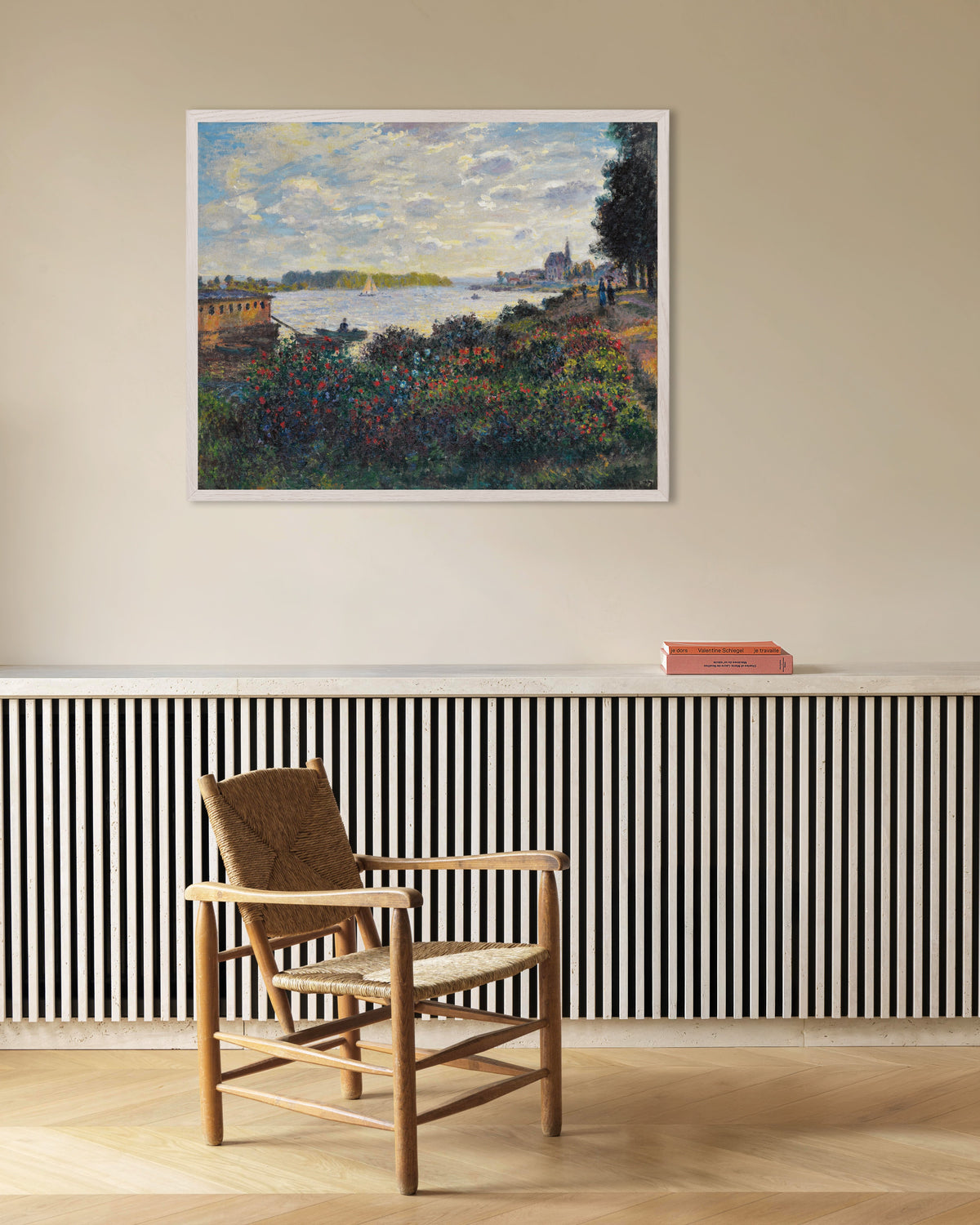 Claude Monet’n Seine Argenteuilissa (1877) -juliste valkoisessa puukehyksessä