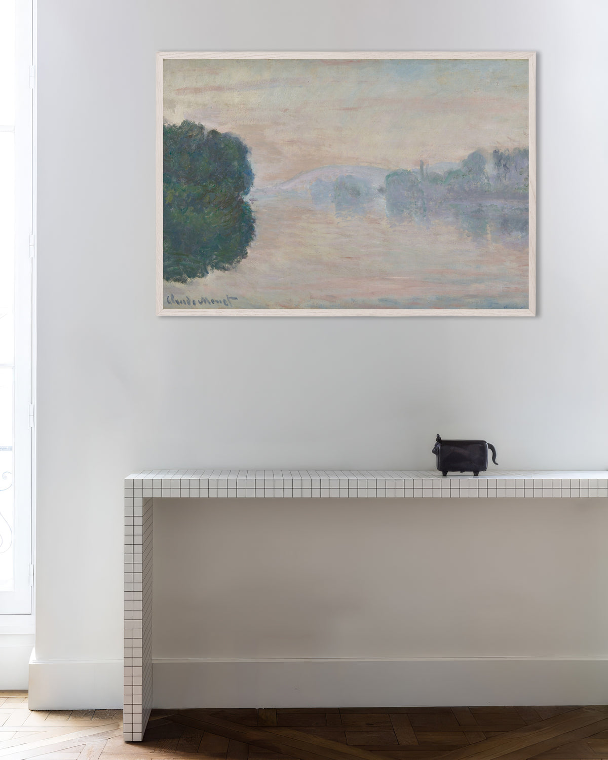 Claude Monet’n Seine usvassa (1894) -juliste valkoisessa puukehyksessä