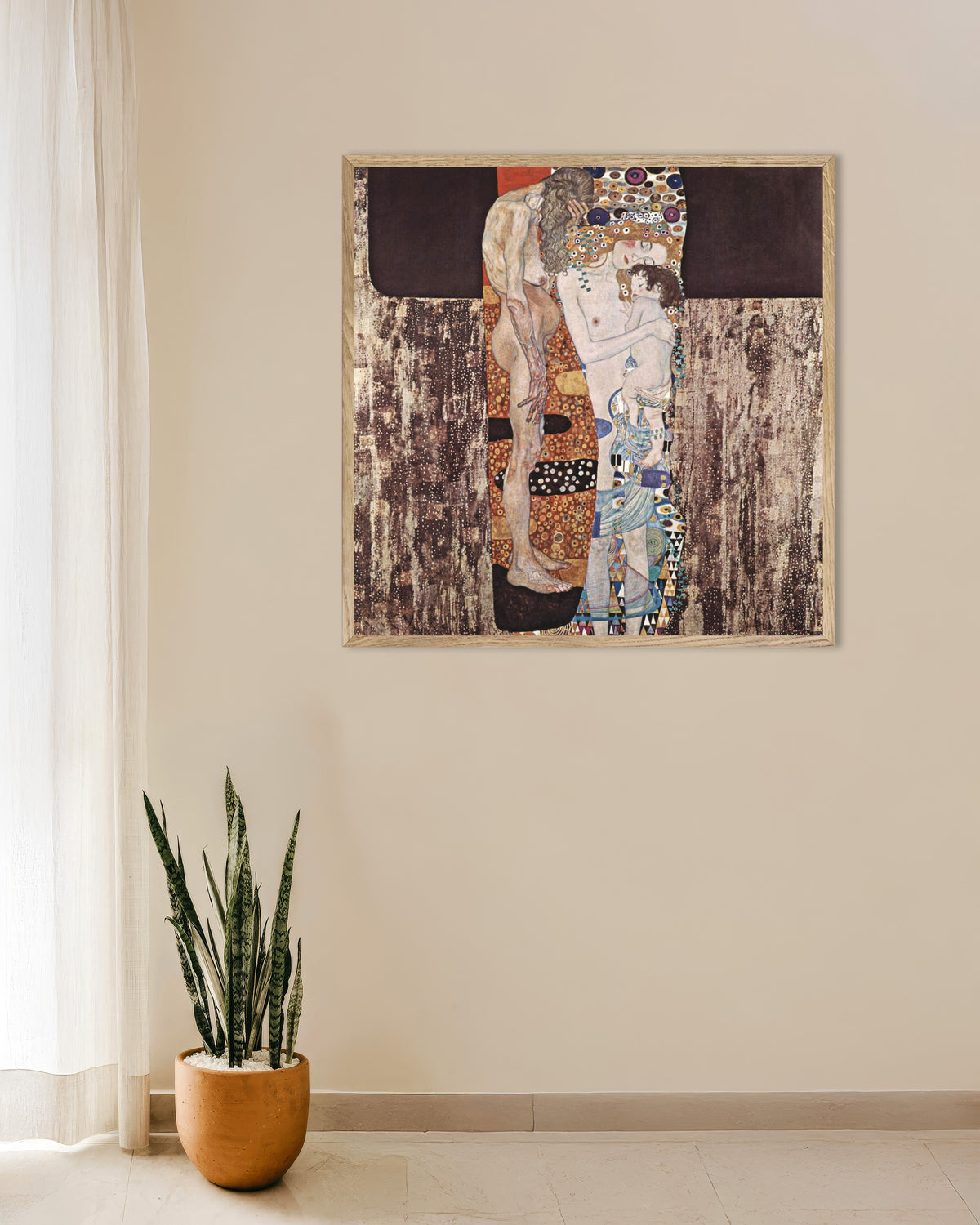 Gustav Klimtin Naisen kolme ikäkautta (1905) -juliste luonnonvärisessä puukehyksessä