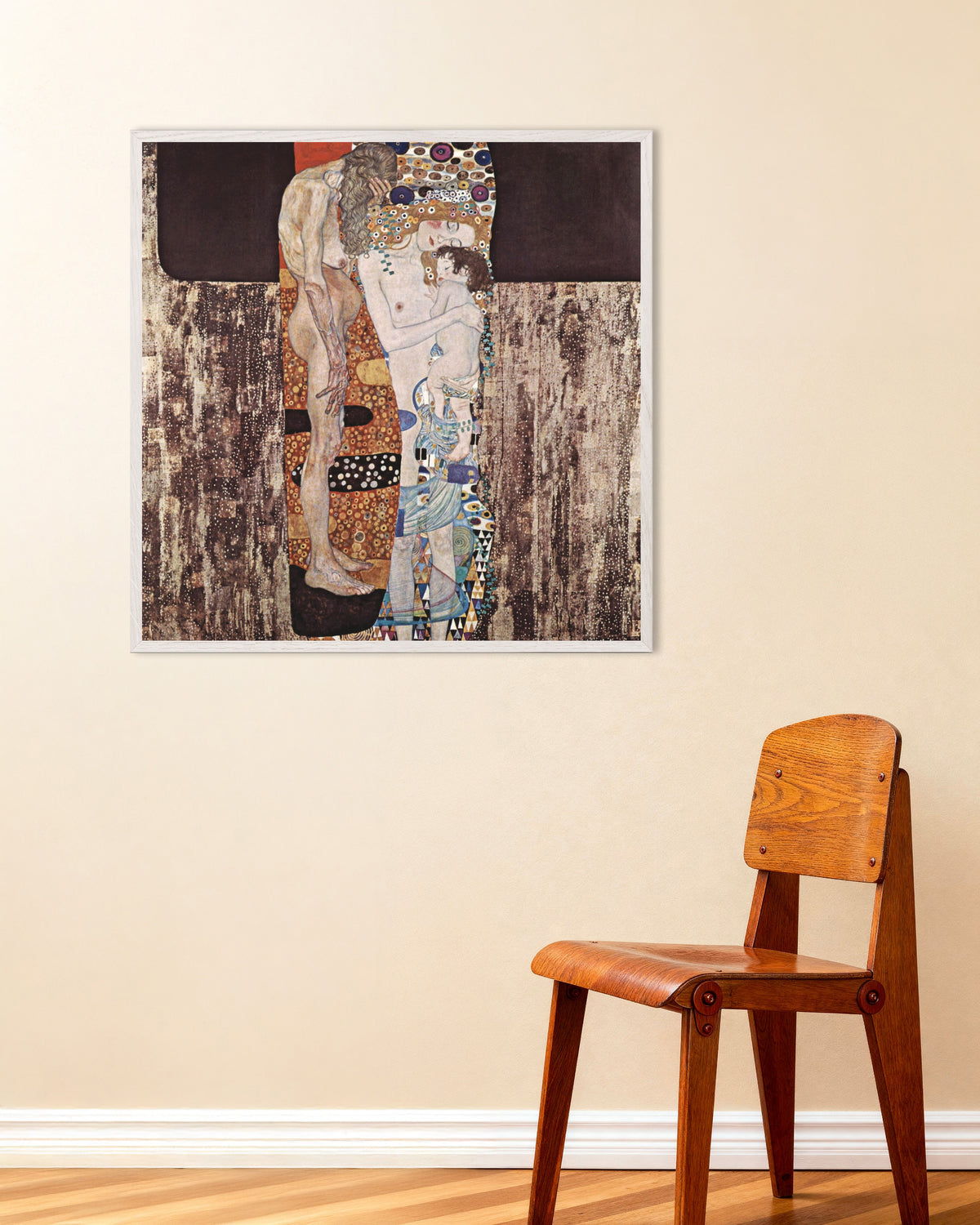 Gustav Klimtin Naisen kolme ikäkautta (1905) -juliste valkoisessa puukehyksessä
