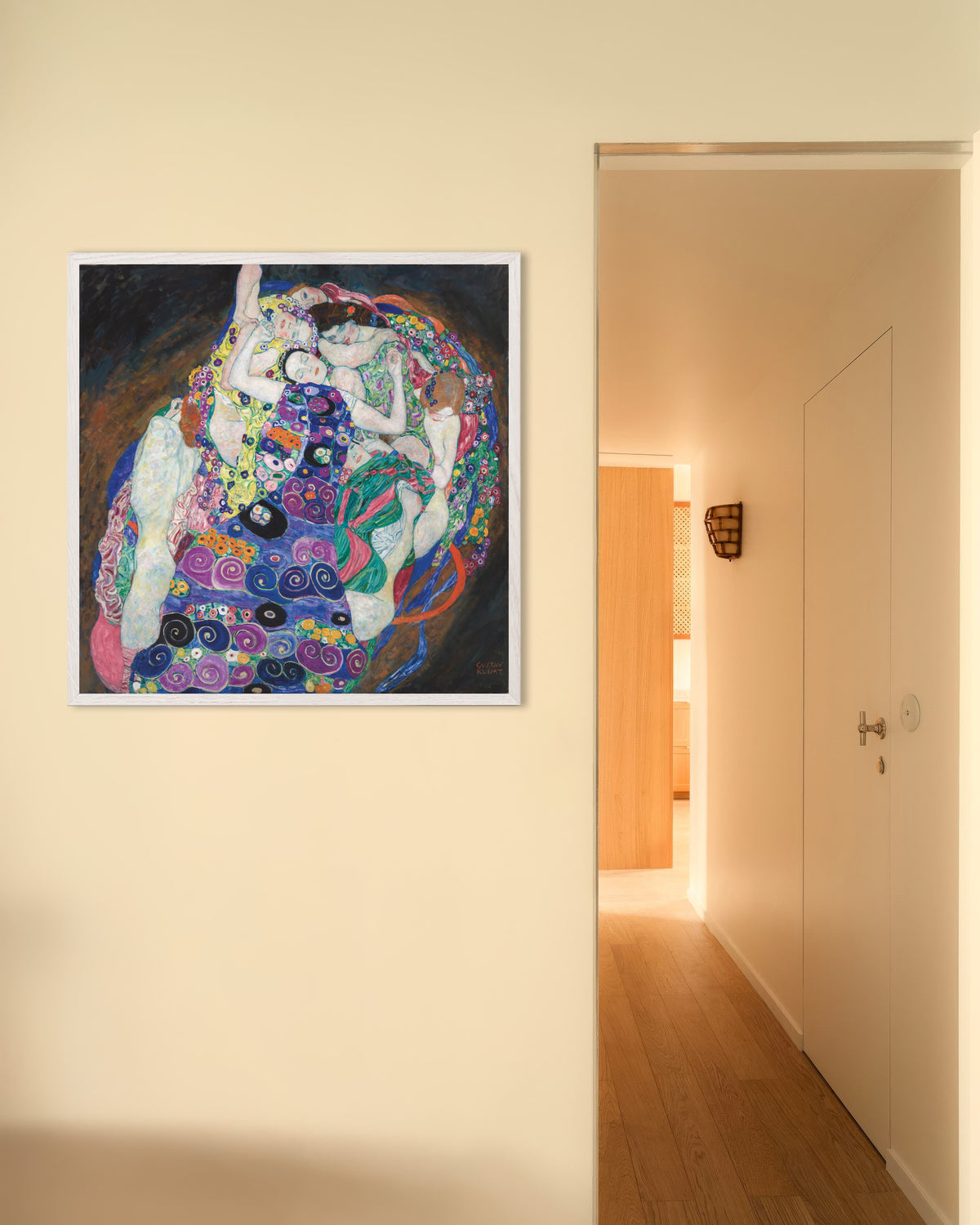 Gustav Klimtin Neitsyt (1913) -juliste valkoisessa puukehyksessä
