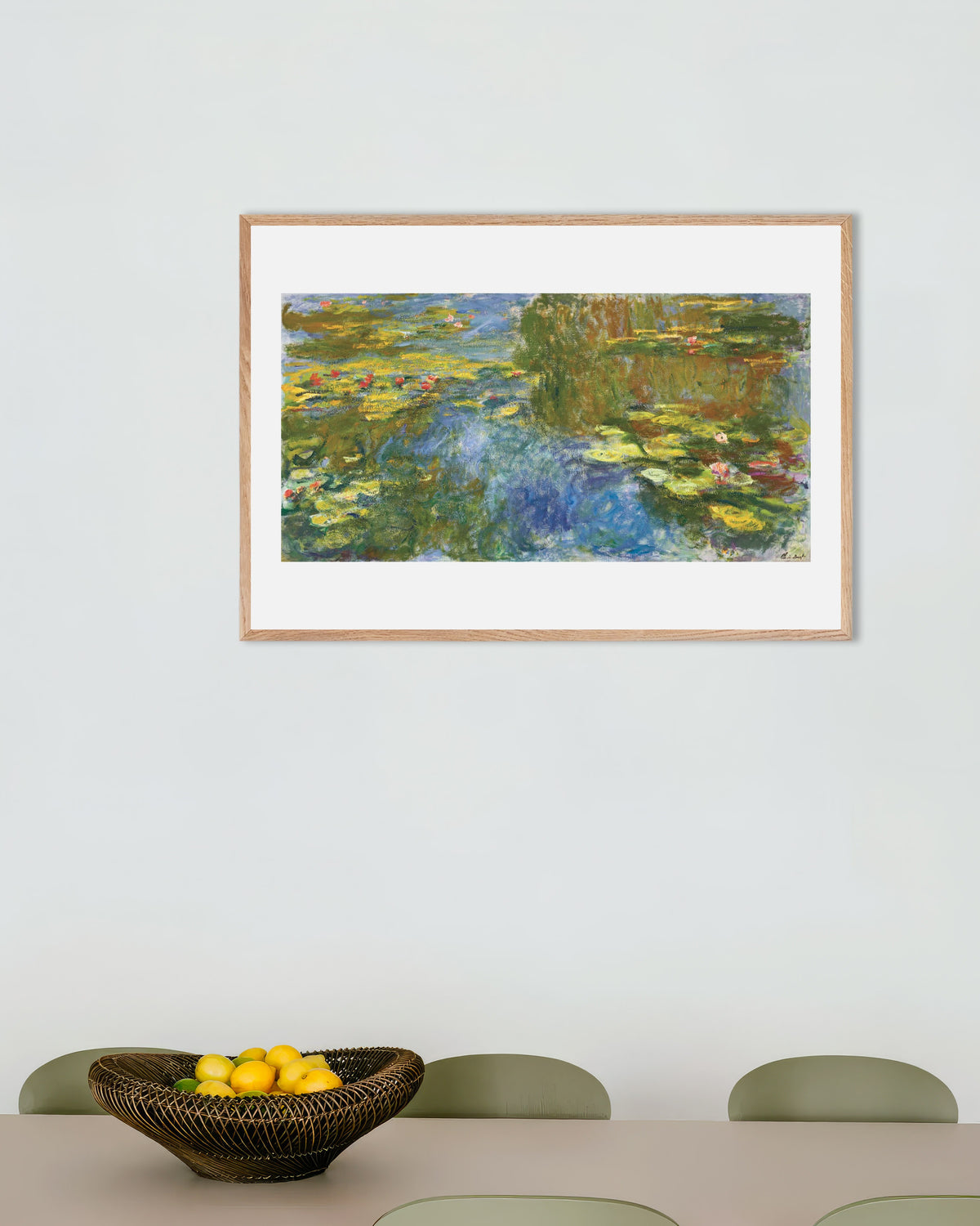 Claude Monet’n Lumpelampi (n. 1917–1919) -juliste luonnonvärisessä puukehyksessä
