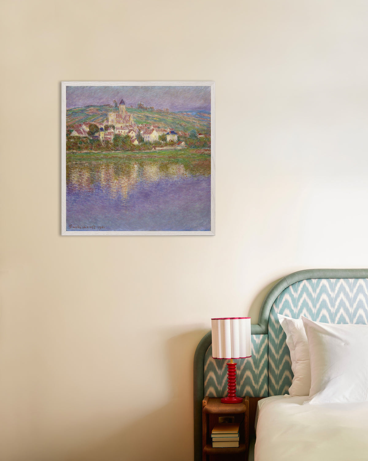 Claude Monet’n Vétheuil (1901) -juliste valkoisessa puukehyksessä