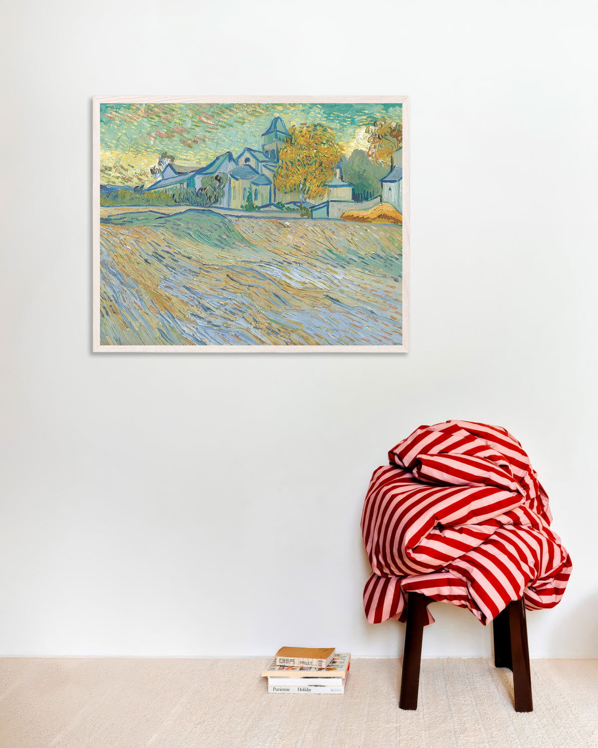 Juliste teoksesta Näkymä Saint-Rémyn mielisairaalaan ja kappeliin (1889), Vincent van Gogh, valkoisilla puukehyksillä