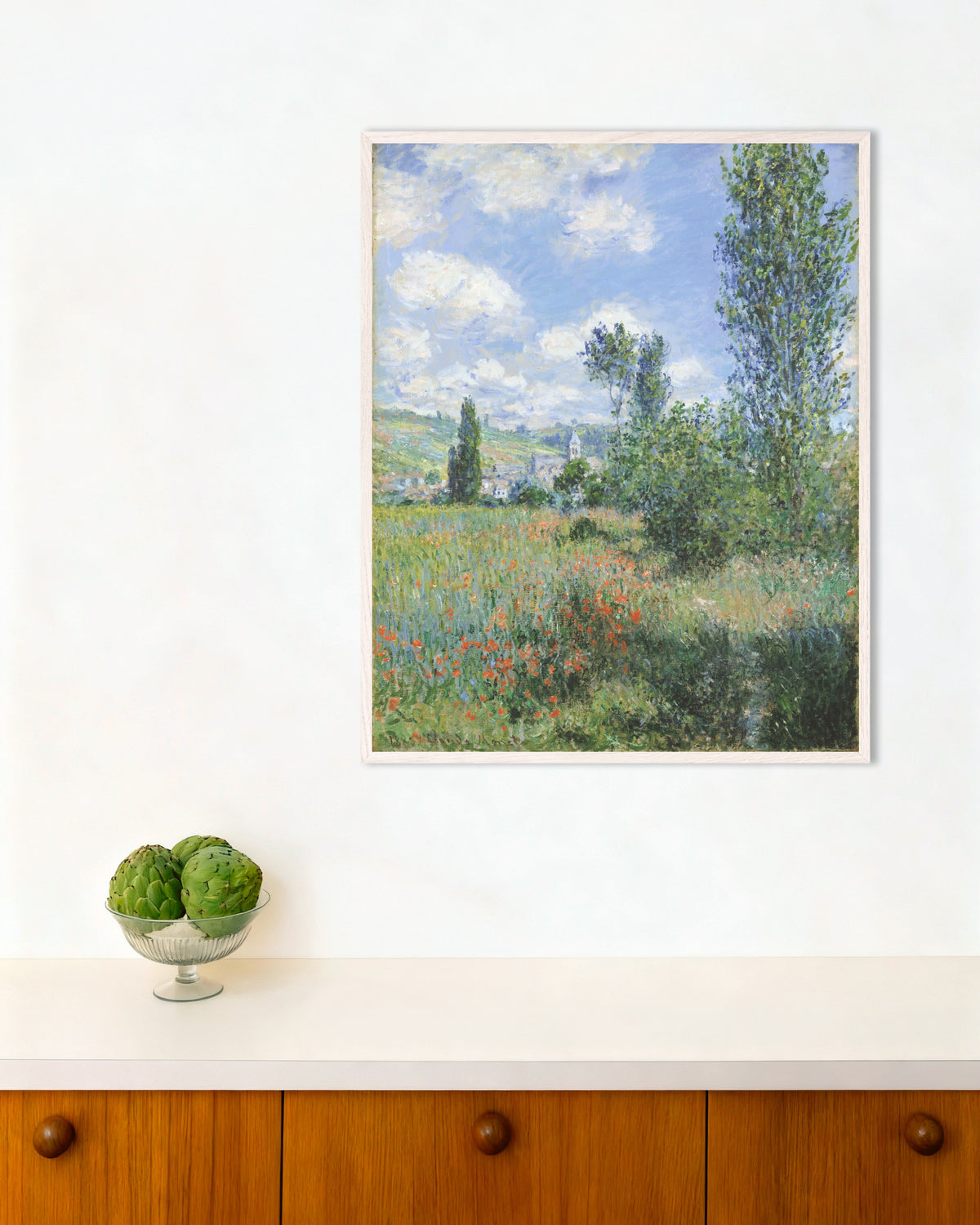 Claude Monet’n Näkymä Vétheuiliin (1880) -juliste valkoisessa puukehyksessä