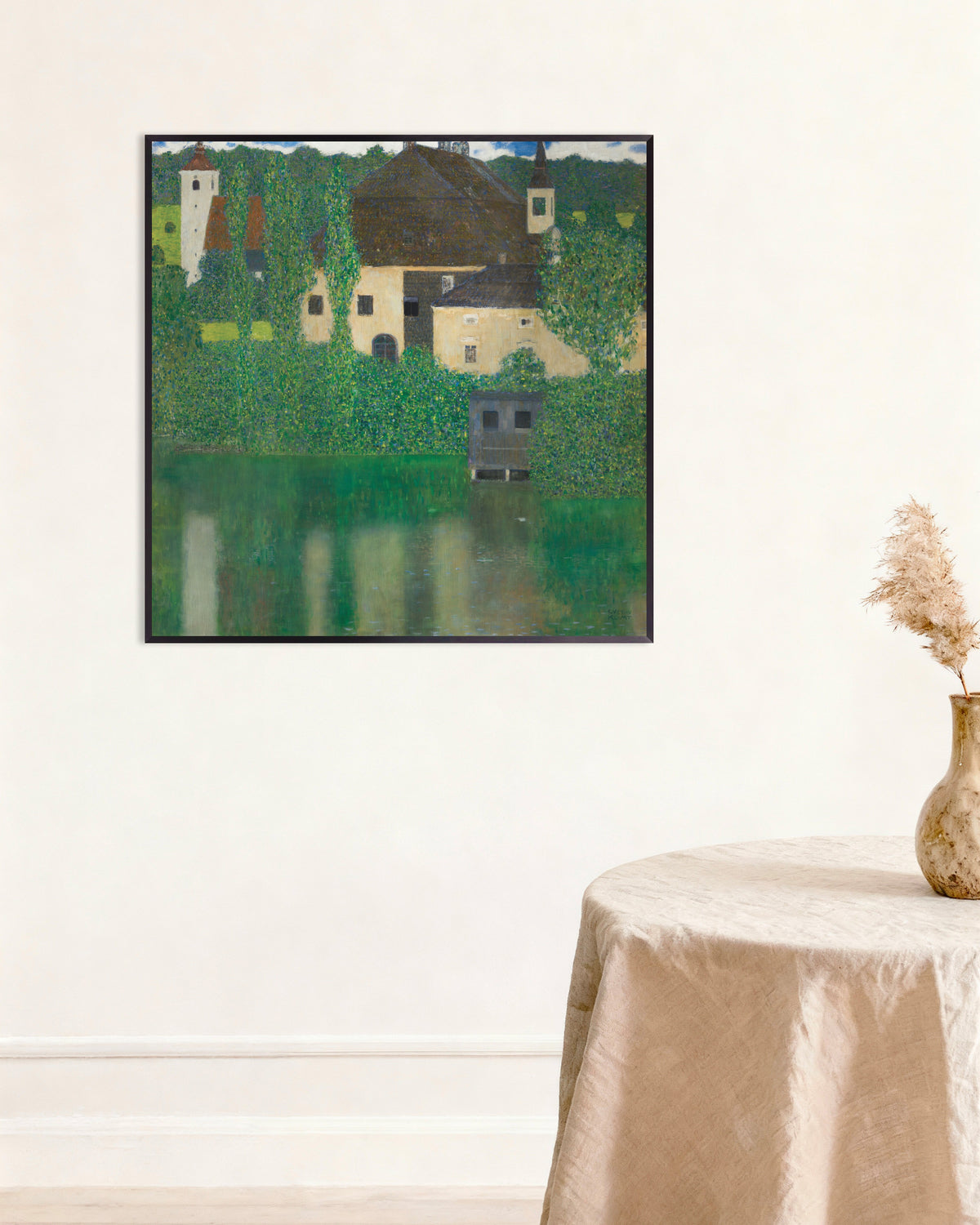 Gustav Klimtin Vesilinna (1908–1909) -juliste metallikehyksellä