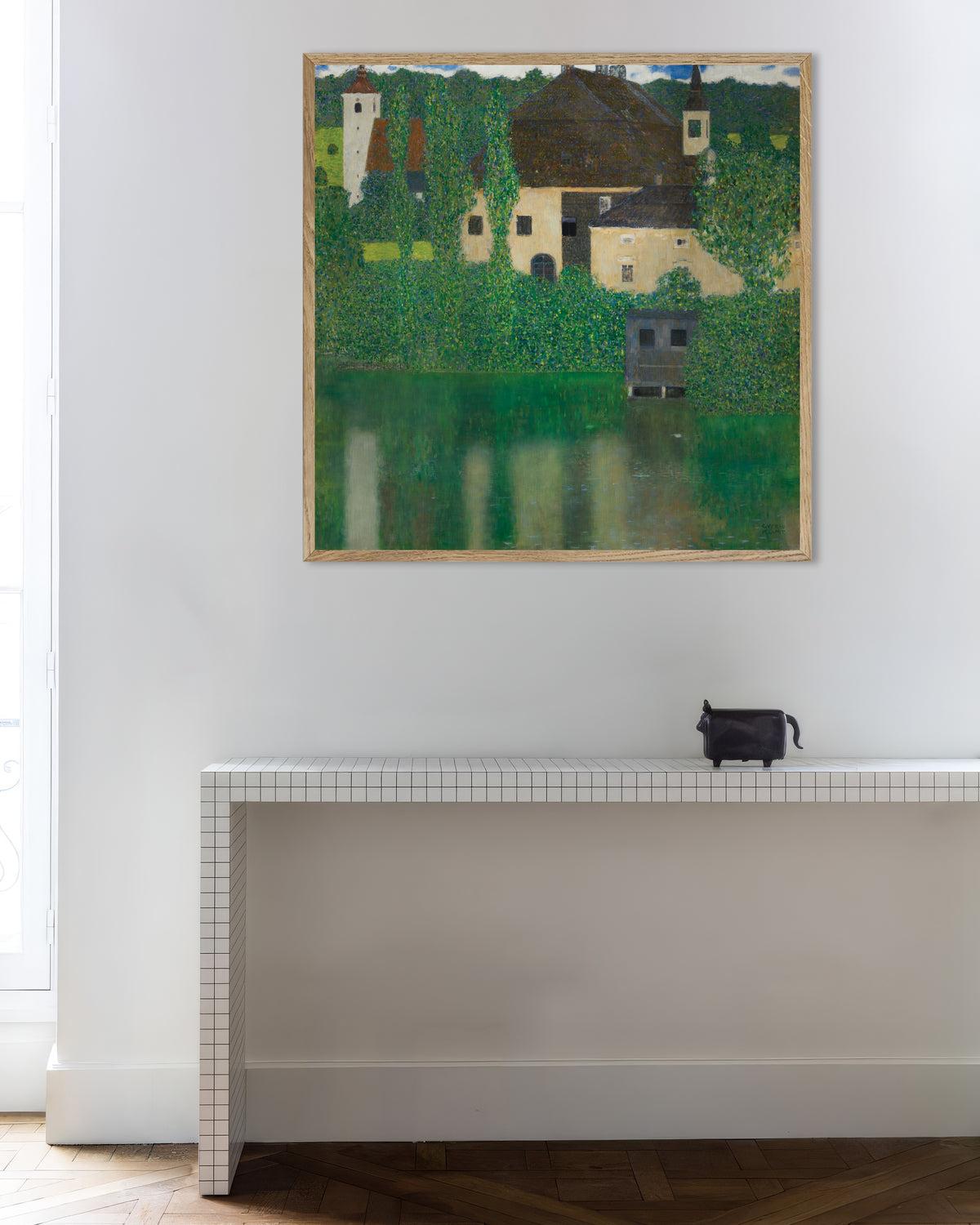 Gustav Klimtin Vesilinna (1908–1909) -juliste luonnonvärisellä puukehyksellä