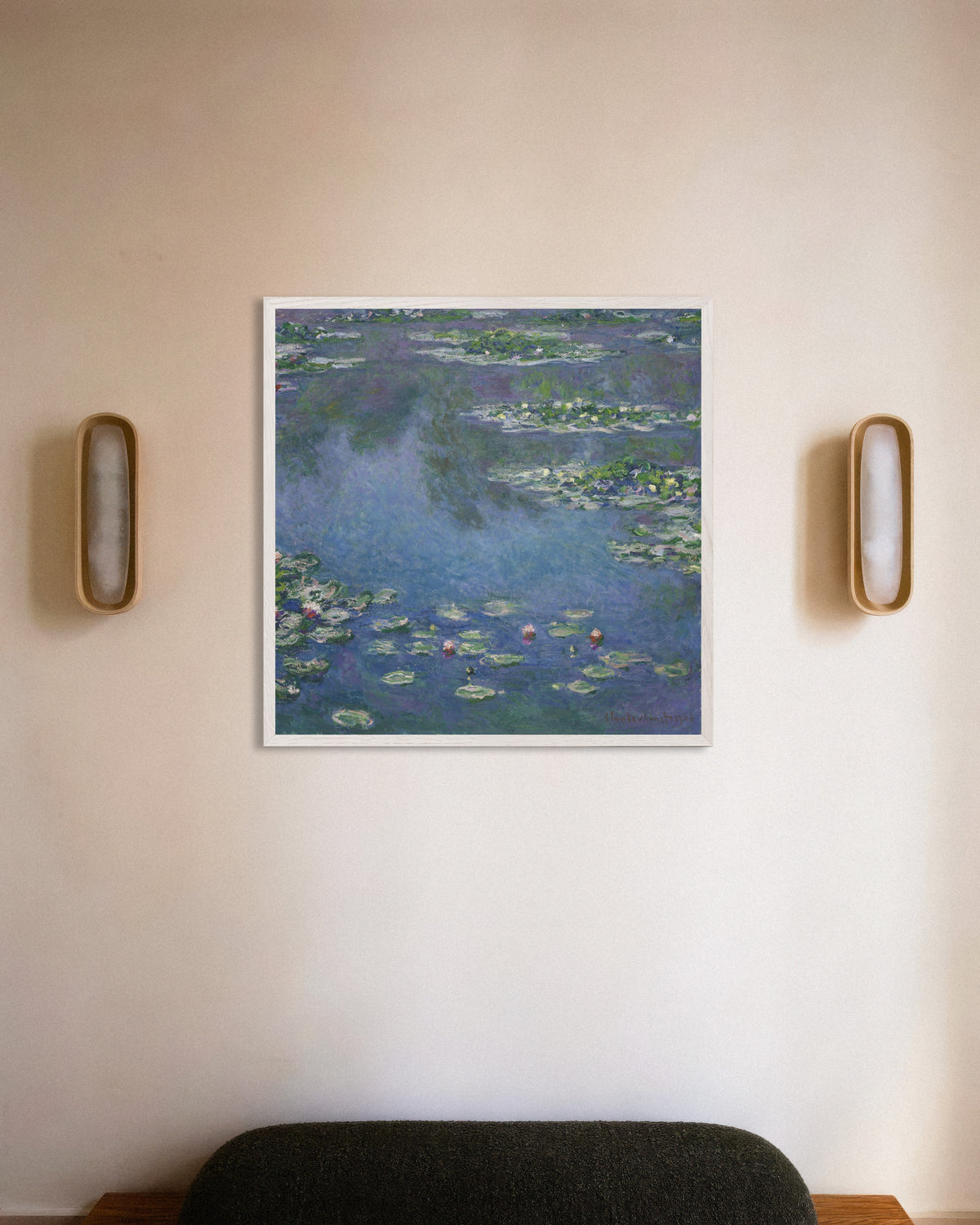 Claude Monet’n Lumpeet (1906) -juliste valkoisessa puukehyksessä