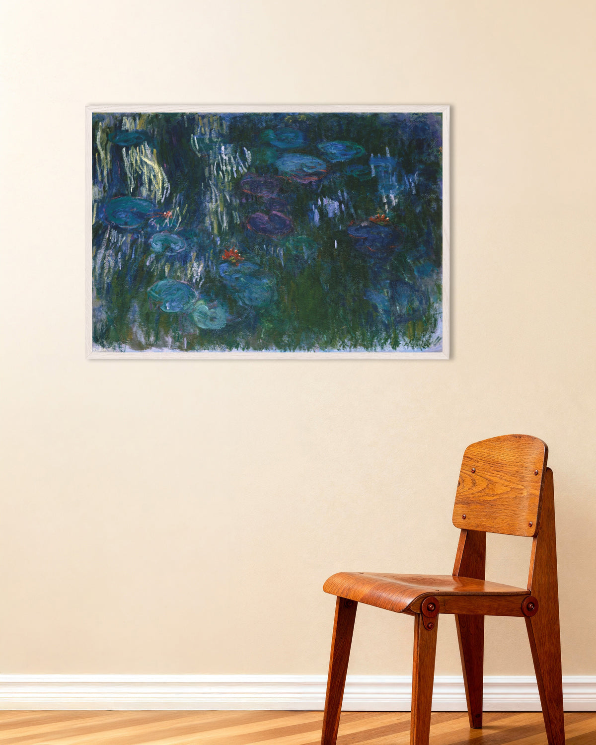 Claude Monet’n Lumpeet (1916–1919) -juliste valkoisessa puukehyksessä