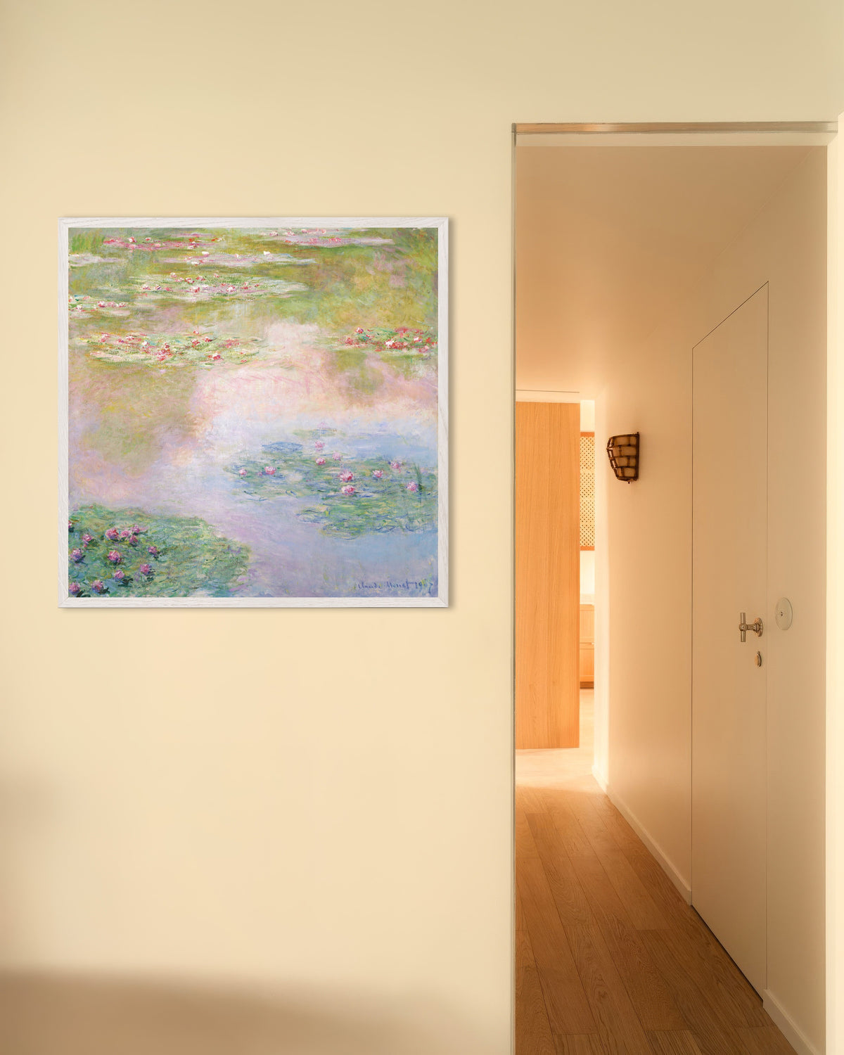 Claude Monet’n Lumpeet, vaaleanpunaiset heijastukset (1907) -juliste valkoisessa puukehyksessä