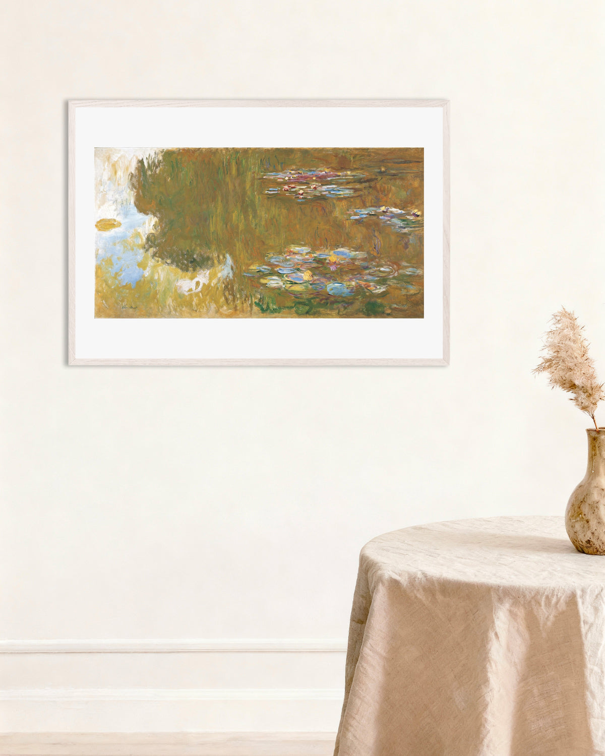 Claude Monet’n Lumpelampi ja pajun heijastukset (n. 1917–1919) -juliste valkoisessa puukehyksessä