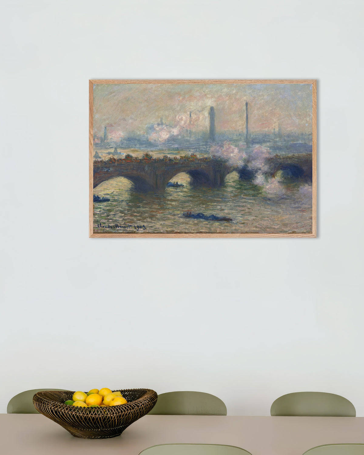 Claude Monet’n Waterloo Bridge, harmaa päivä (1903) -juliste luonnonvärisessä puukehyksessä