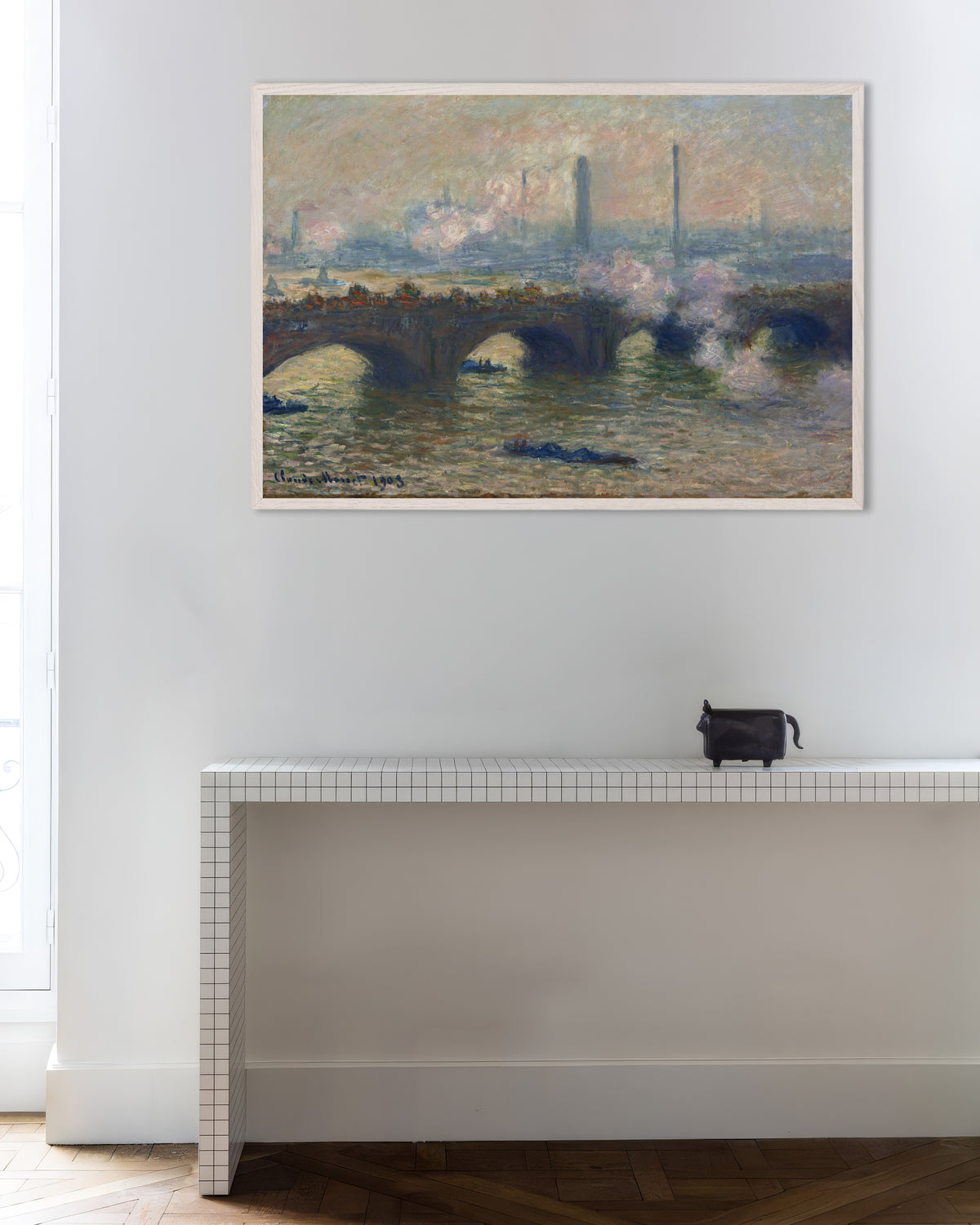 Claude Monet’n Waterloo Bridge, harmaa päivä (1903) -juliste valkoisessa puukehyksessä