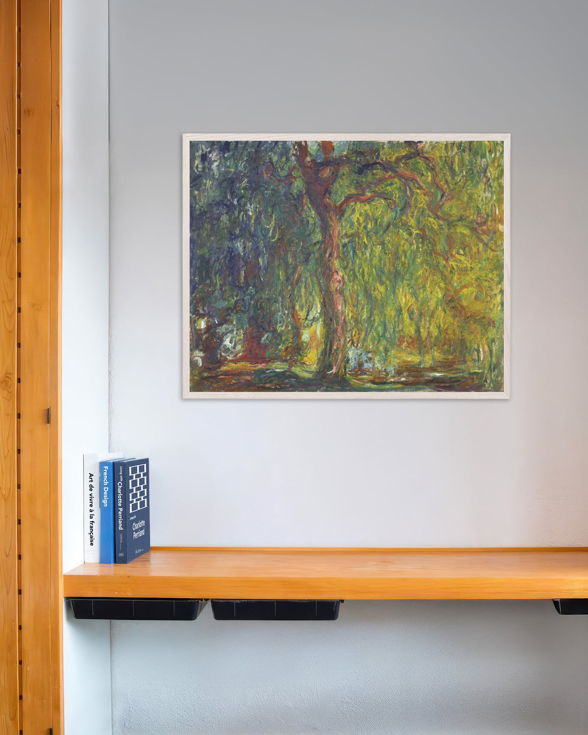 Claude Monet’n Riippapaju (1918–1919) -juliste valkoisessa puukehyksessä