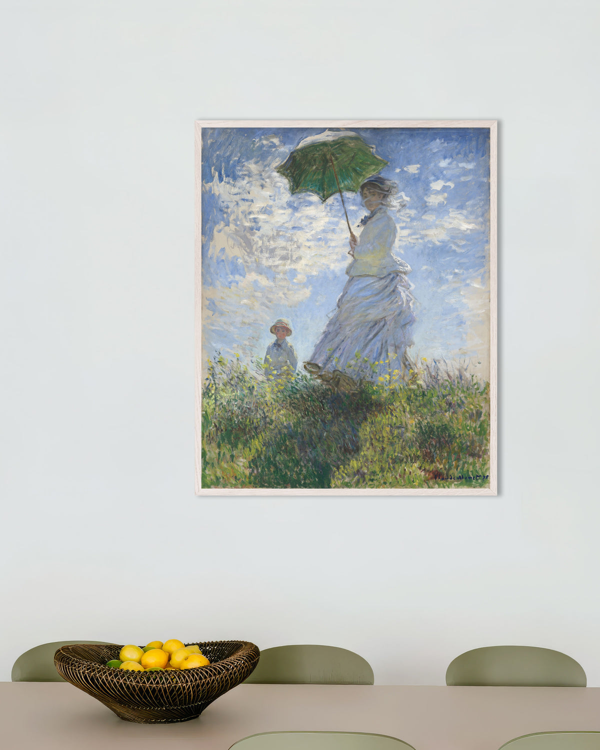 Claude Monet’n Nainen ja päivänvarjo, Madame Monet ja hänen poikansa (1875) -juliste valkoisessa puukehyksessä