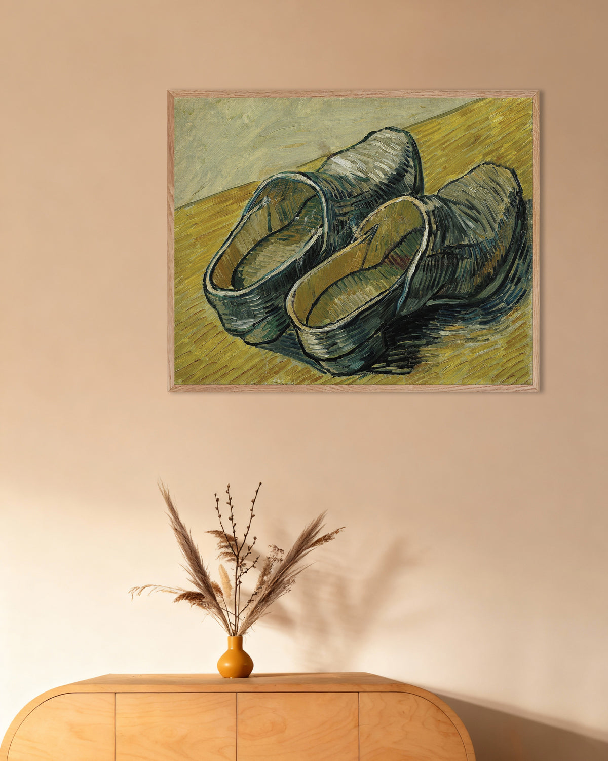 Vincent van Goghin teos Nahkasandaalit (1888), juliste luonnonvärisissä puukehyksissä