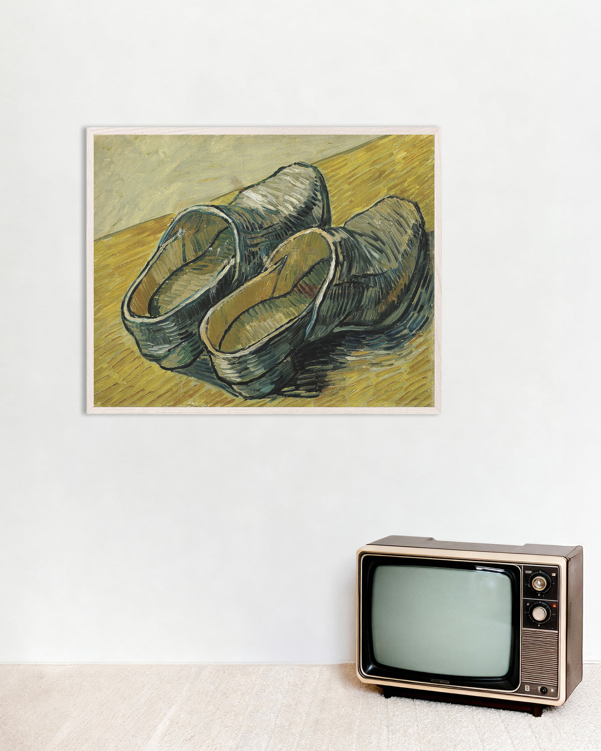 Vincent van Goghin teos Nahkasandaalit (1888), juliste valkoisissa puukehyksissä
