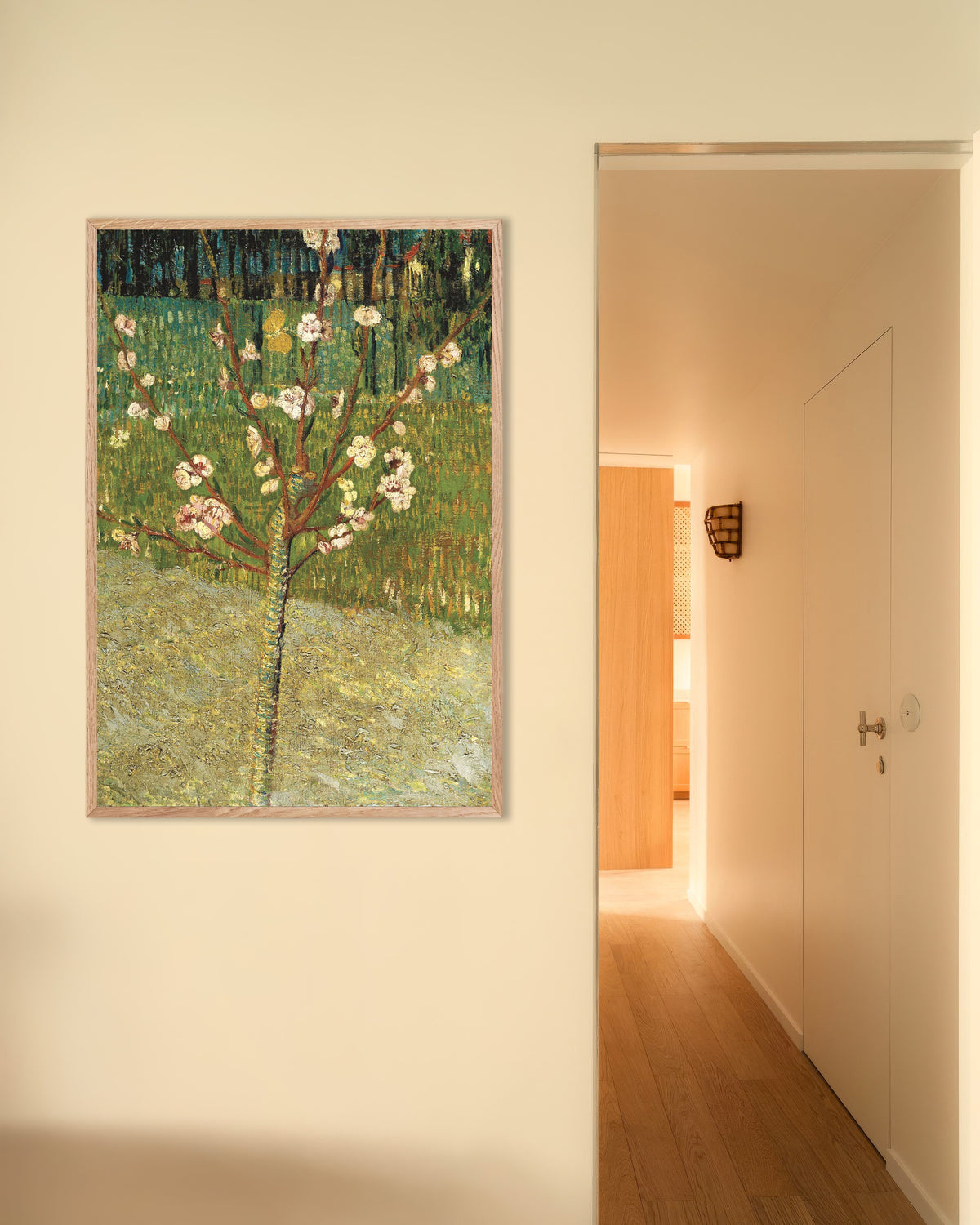 Juliste teoksesta Vincent van Goghin Kukkiva mantelipuu (1888), luonnonpuukehyksellä