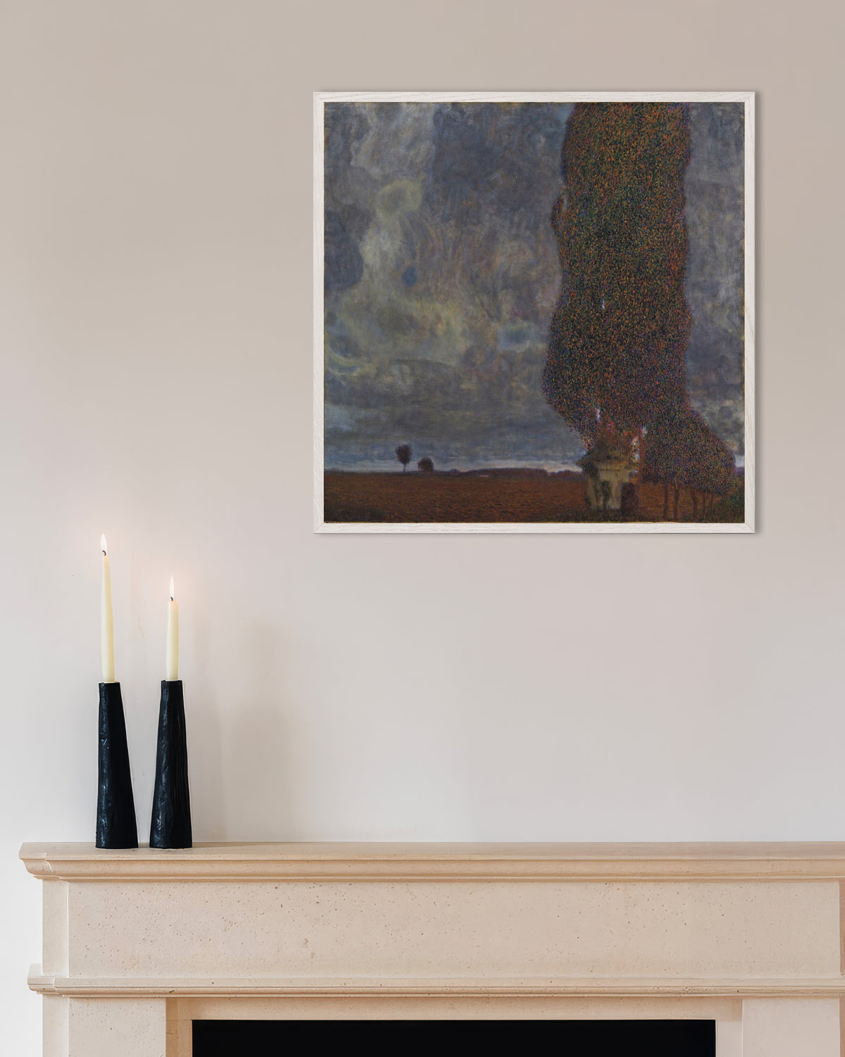 Gustav Klimtin Lähestyvä ukkonen (Suuri poppeli II) (1903) -juliste valkoisessa puukehyksessä