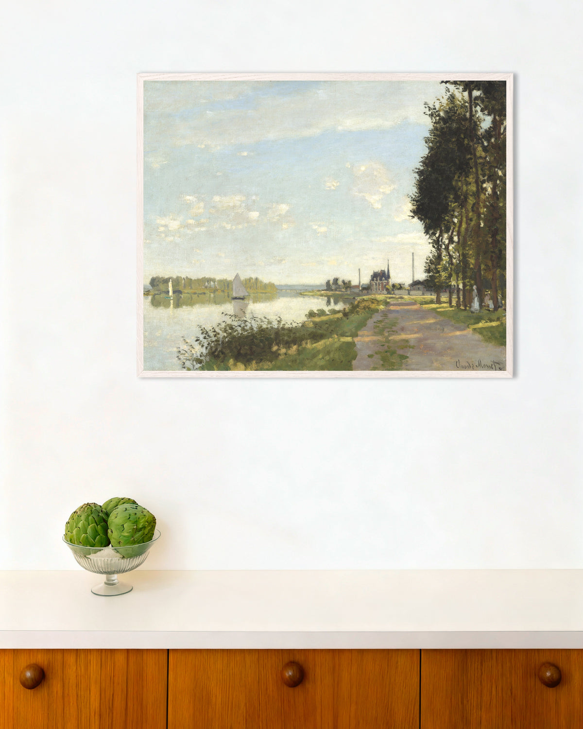 Claude Monet’n Argenteuil (n. 1872) -juliste valkoisessa puukehyksessä