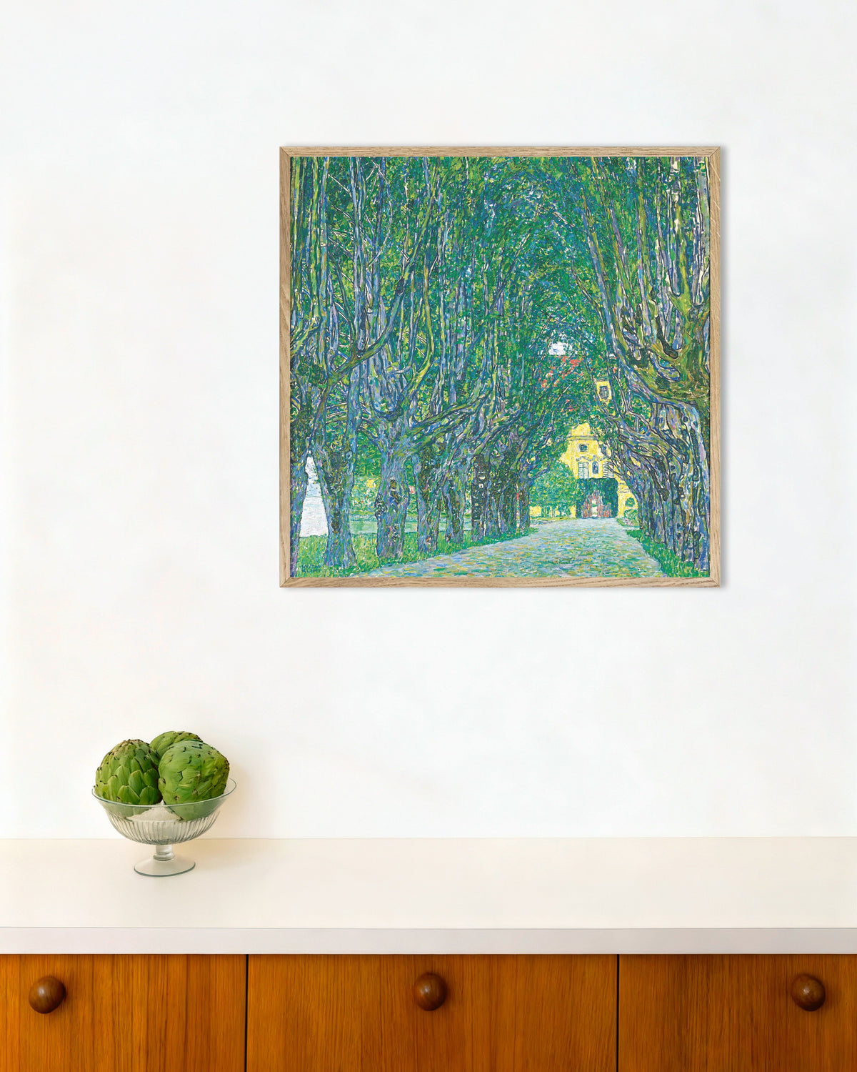 Gustav Klimtin Kammerin linnaan johtava kuja (1912) -juliste luonnonvärisessä puukehyksessä
