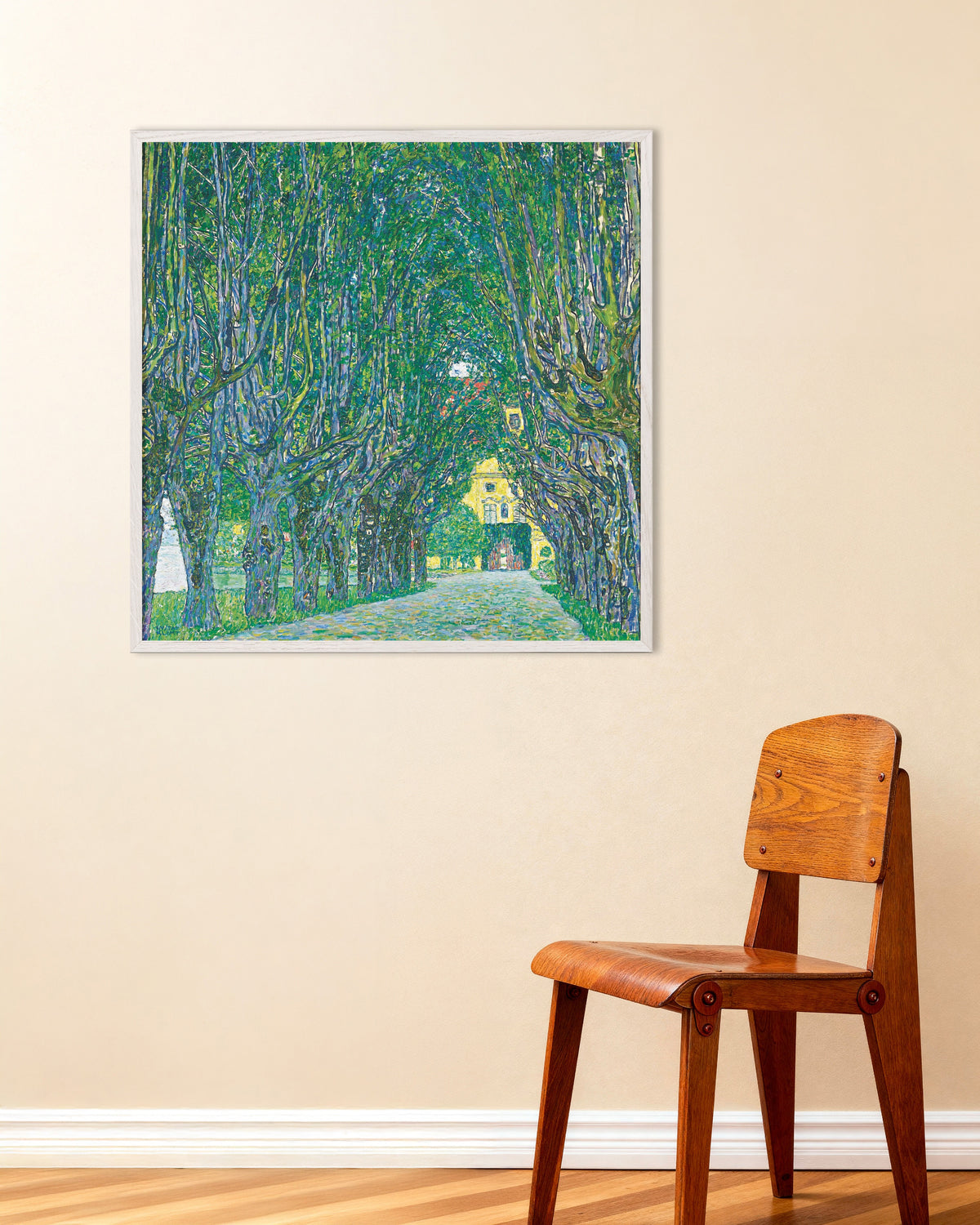 Gustav Klimtin Kammerin linnaan johtava kuja (1912) -juliste valkoisessa puukehyksessä