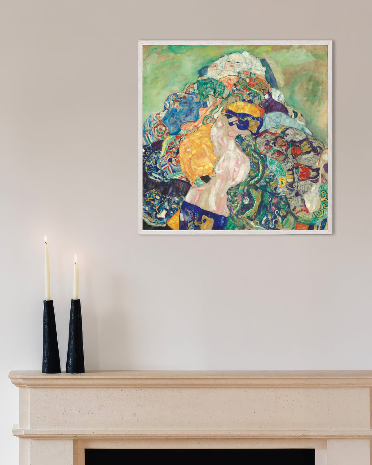 Gustav Klimtin Vauva (Kehto) (1917–1918) -juliste valkoisessa puukehyksessä