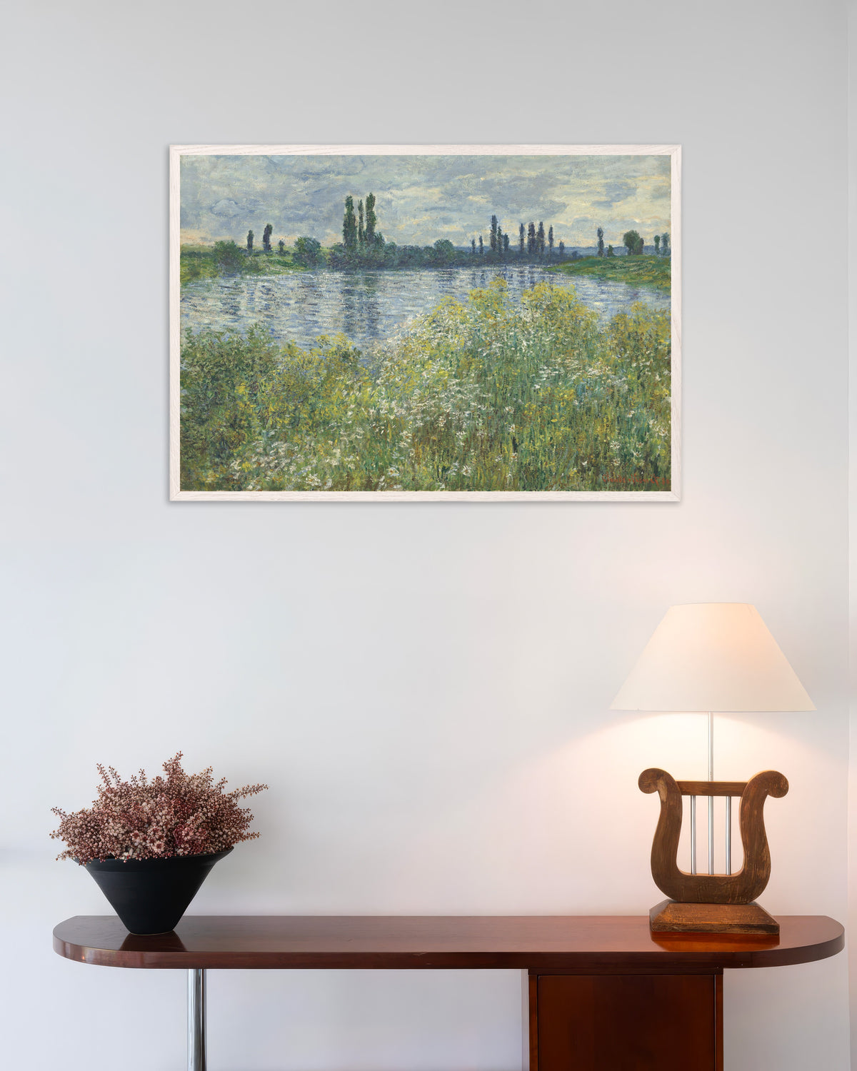 Claude Monet’n Seinen ranta Vétheuilissa (1880) -juliste valkoisessa puukehyksessä