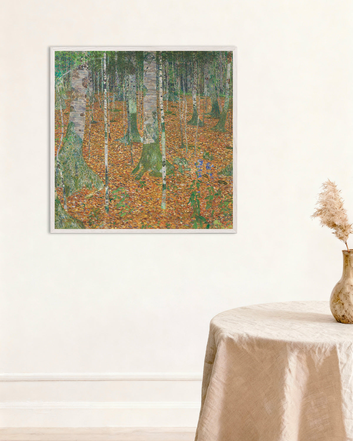 Gustav Klimtin Koivumetsä (1903) -juliste valkoisessa puukehyksessä