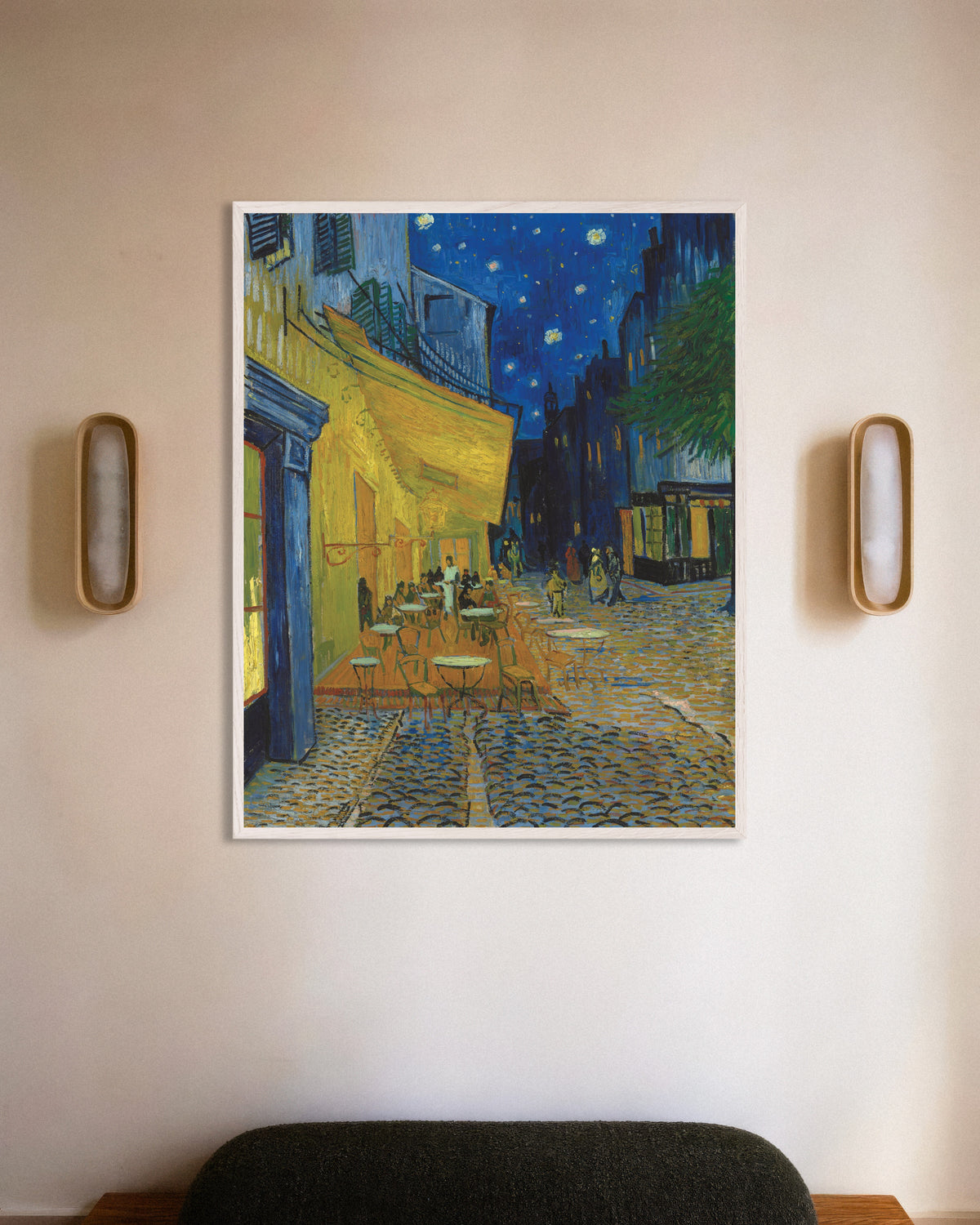 Vincent van Goghin Kahvilaterassi yöllä (1888) -juliste valkoisella puukehyksellä