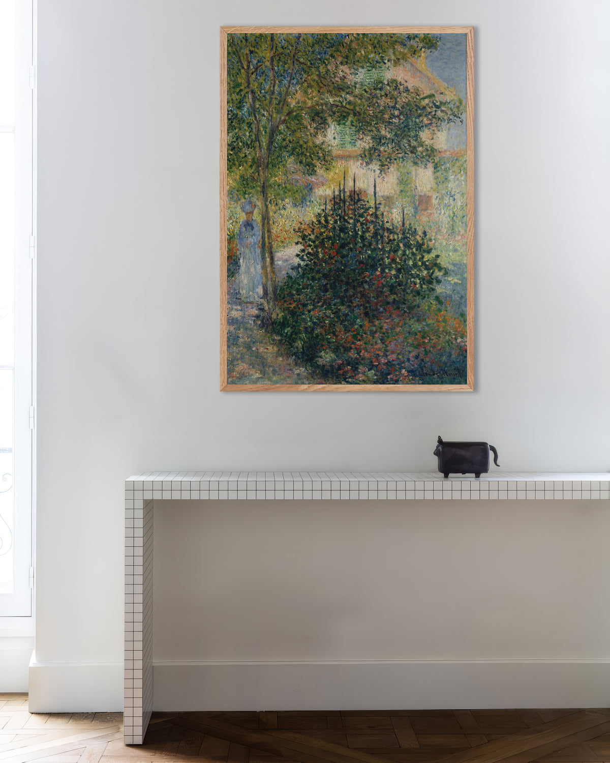 Claude Monet’n Camille Monet Argenteuilin puutarhassa (1876) -juliste luonnonvärisessä puukehyksessä