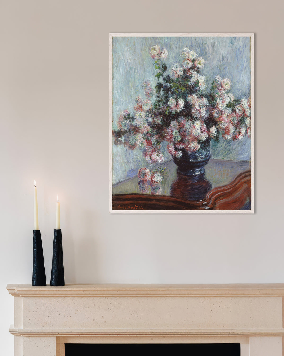 Claude Monet’n Krysanteemit (1882) -juliste valkoisessa puukehyksessä