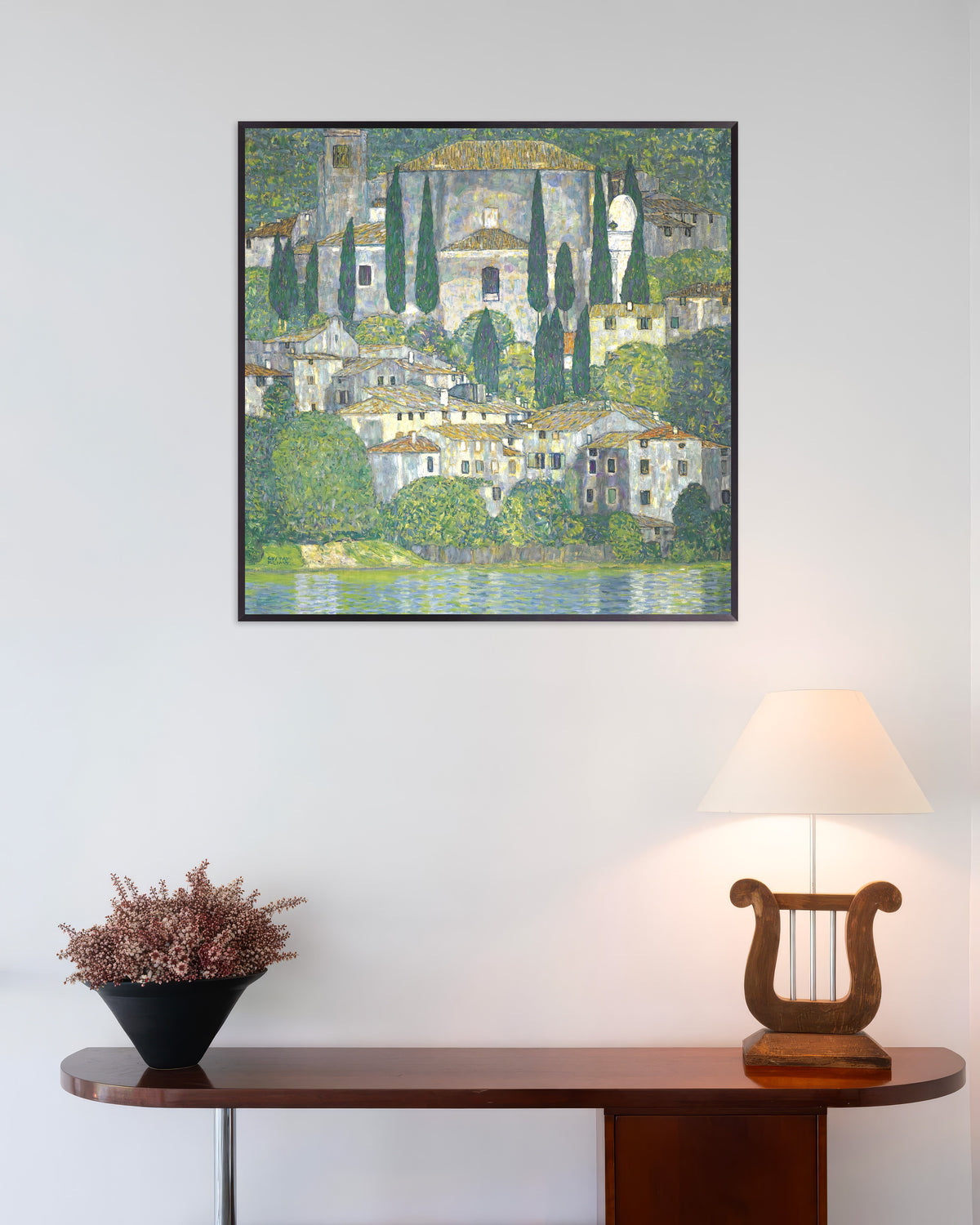 Gustav Klimtin Cassonen kirkko (Sypressimaisema) (1913) -juliste metallikehyksessä